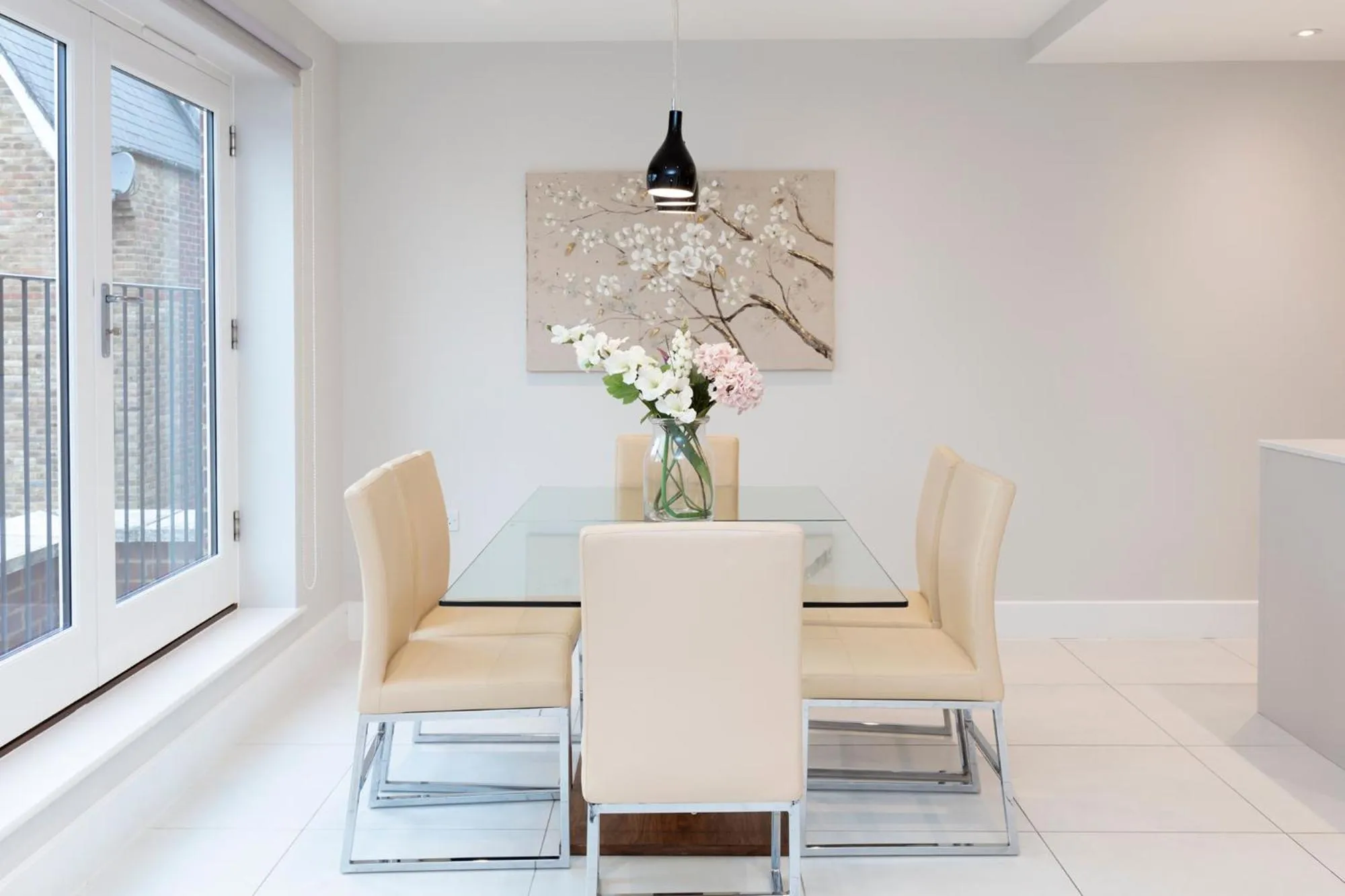 Stunning Central Windsor Town House With Parking