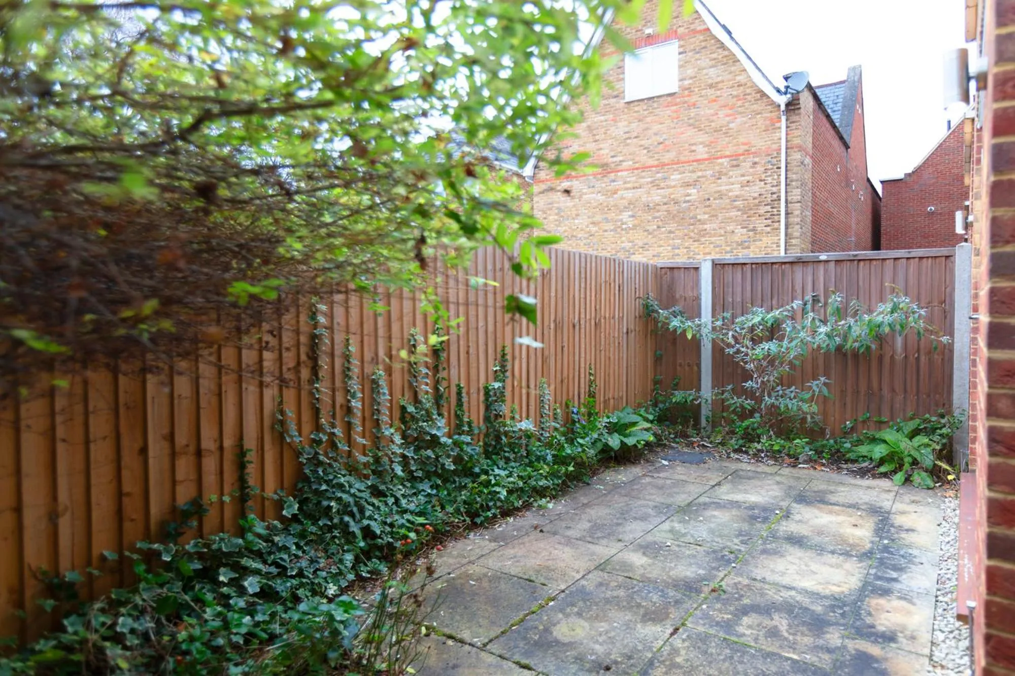 Stunning Central Windsor Town House With Parking