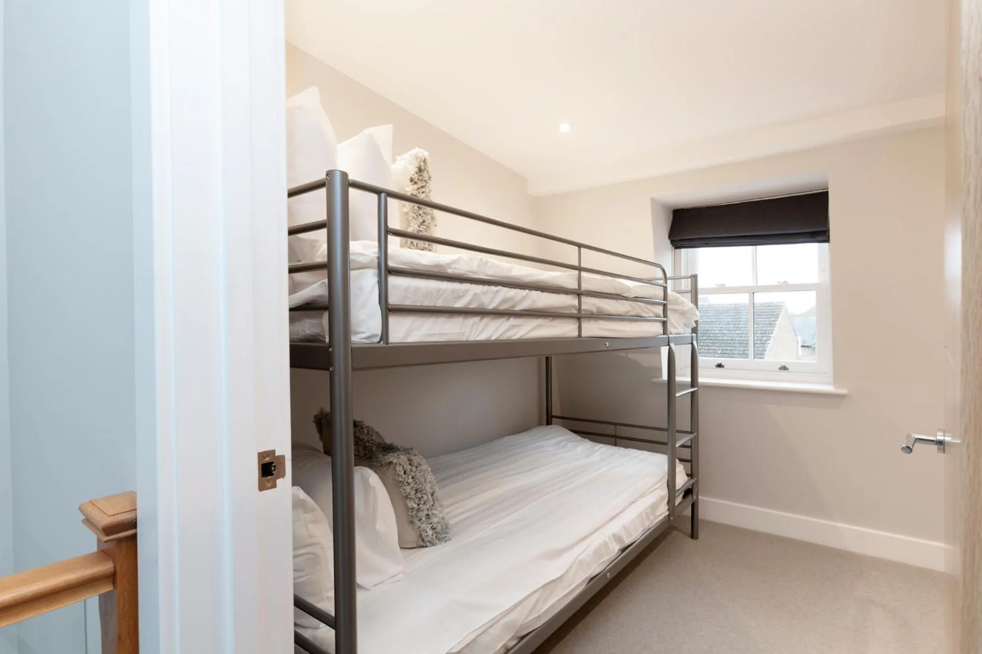 Bed in Stunning Central Windsor Town House With Parking