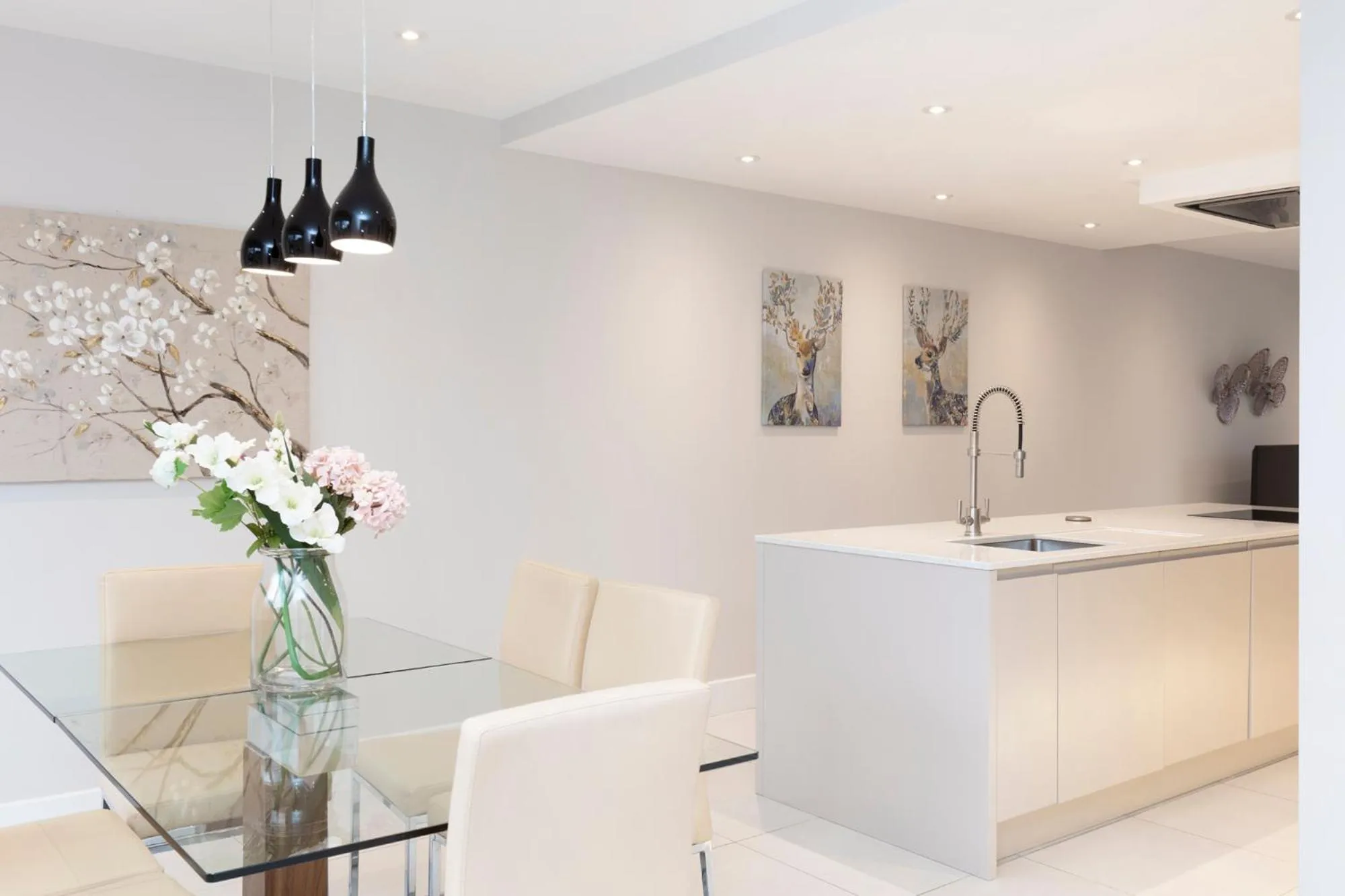 Stunning Central Windsor Town House With Parking