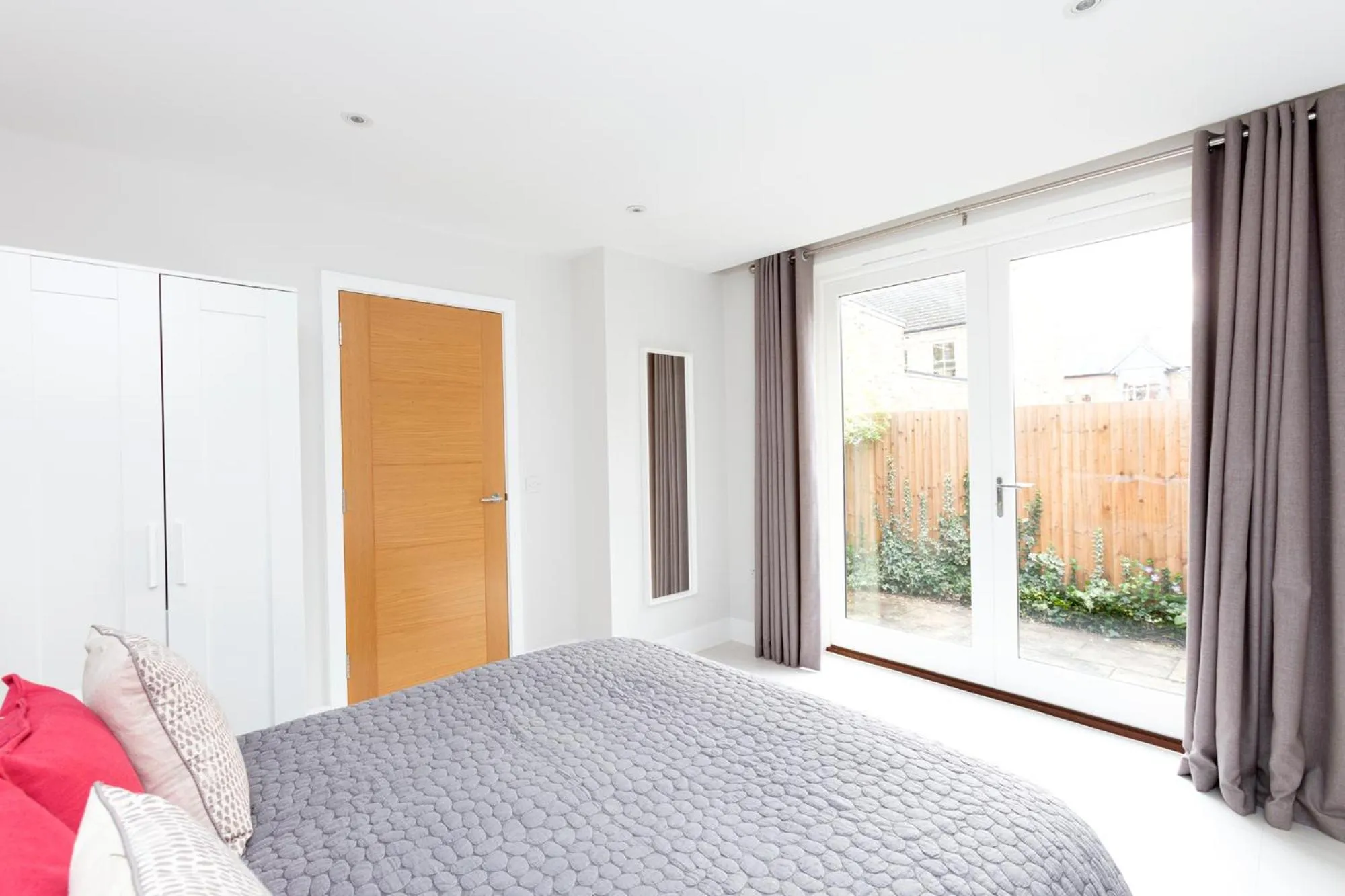 Bed in Stunning Central Windsor Town House With Parking