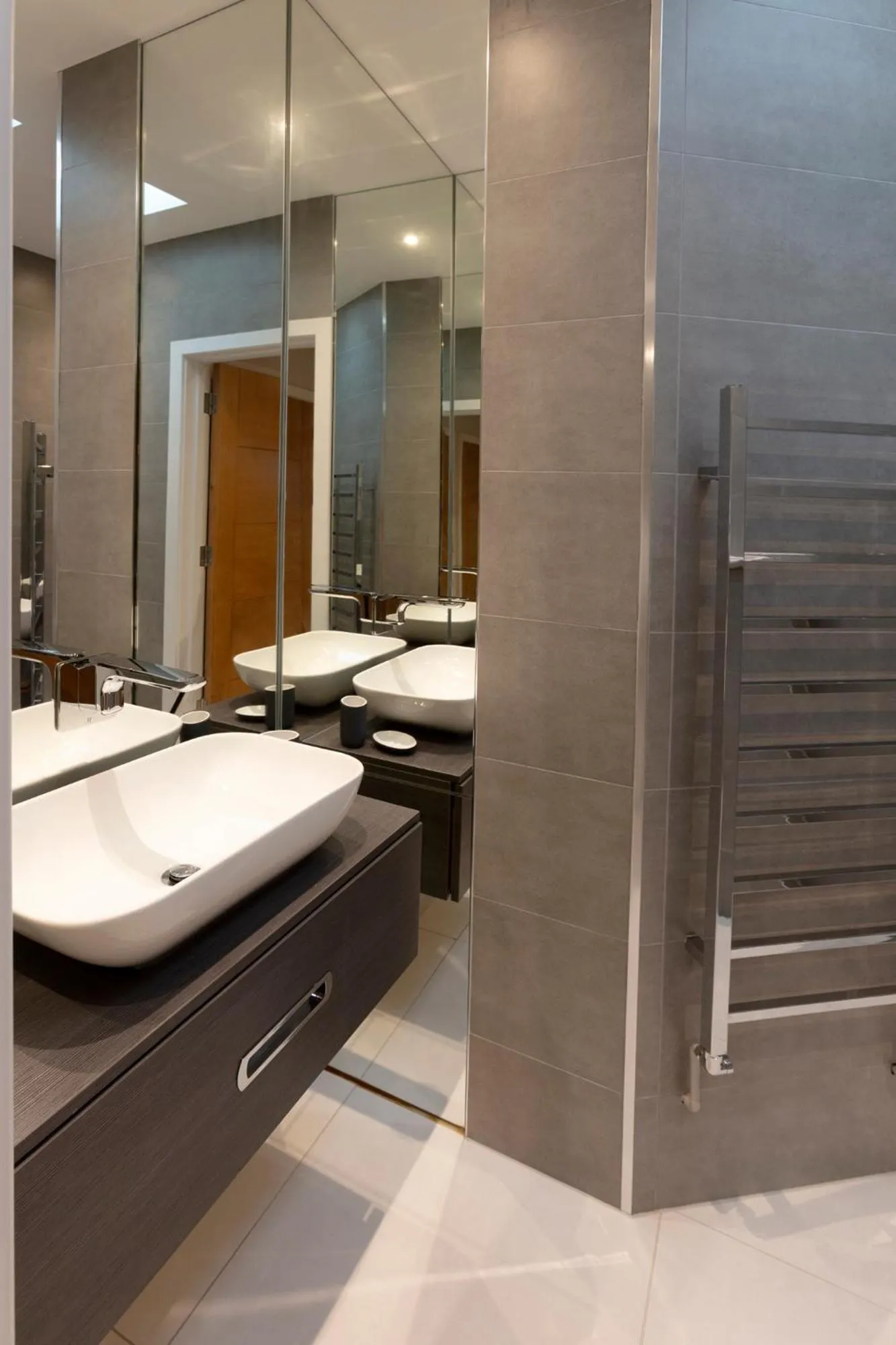 Stunning Central Windsor Town House With Parking