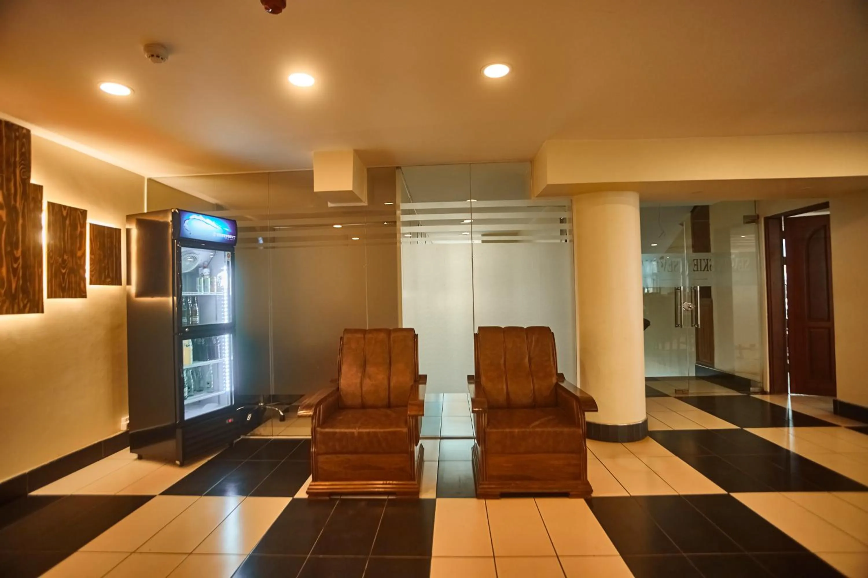 Restaurant/places to eat in seven skies hotel