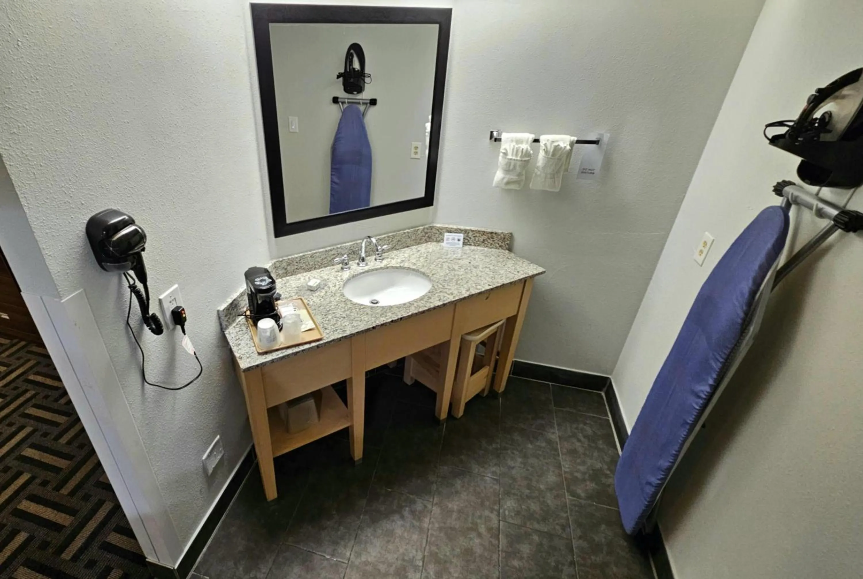 Photo of the whole room in Baymont by Wyndham Chicago/Calumet City