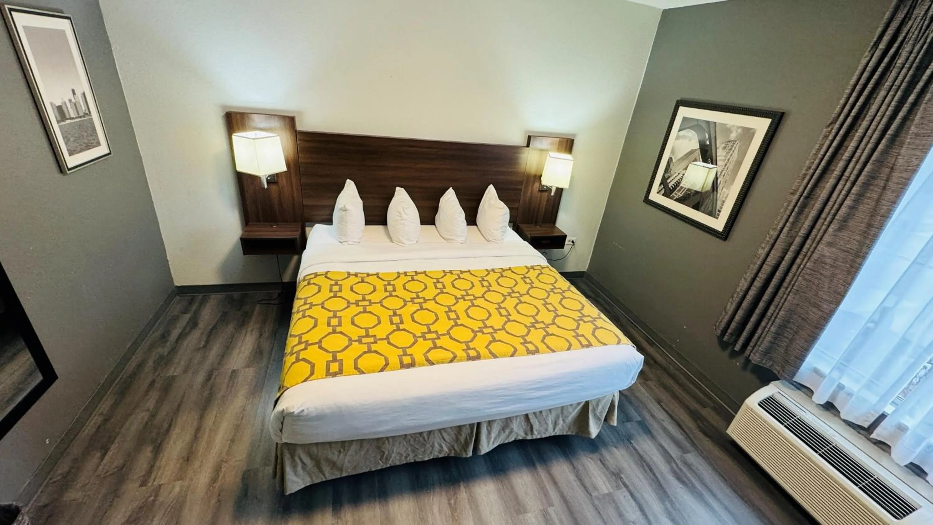 Photo of the whole room, Bed in Baymont by Wyndham Chicago/Calumet City