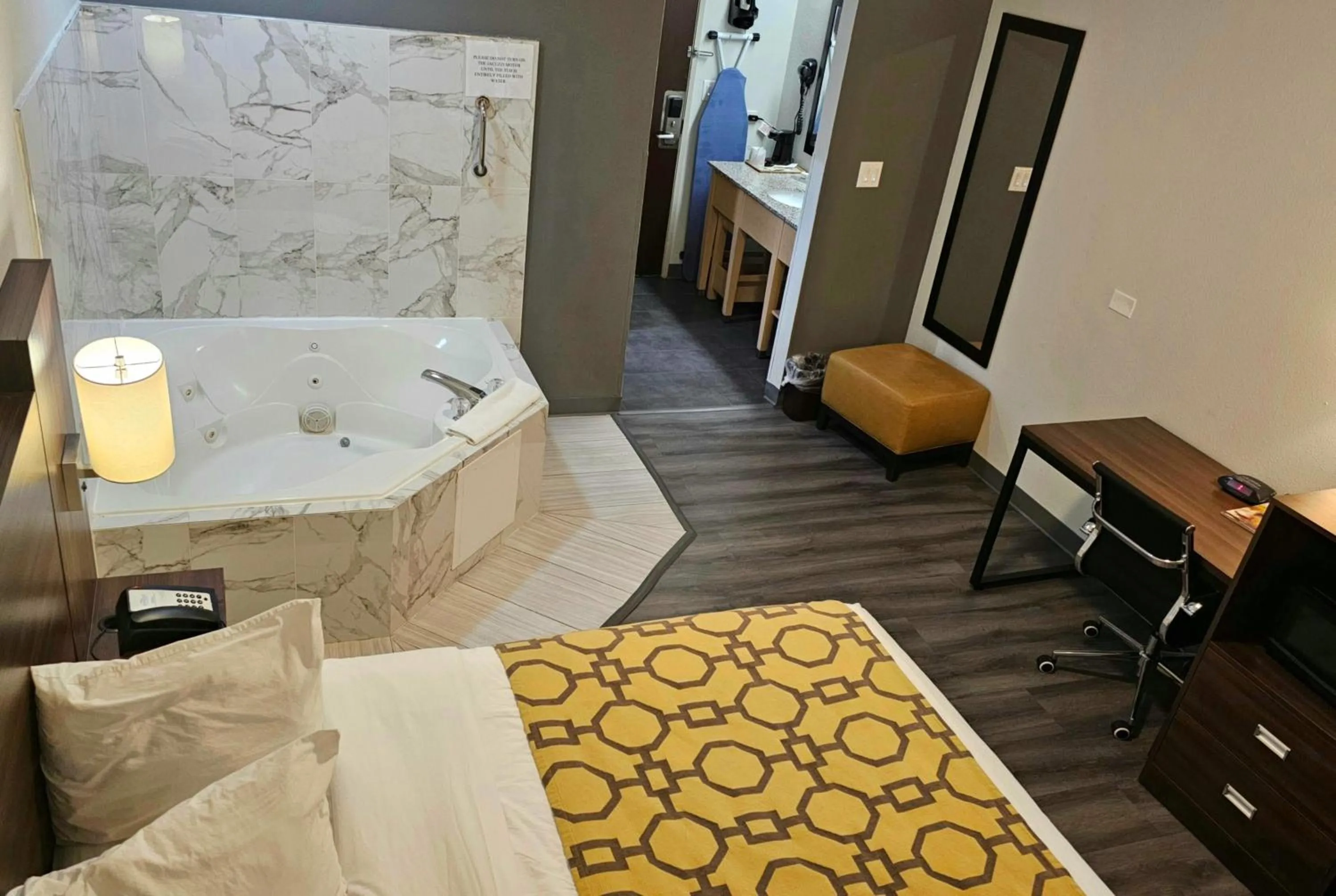 Photo of the whole room, Bed in Baymont by Wyndham Chicago/Calumet City