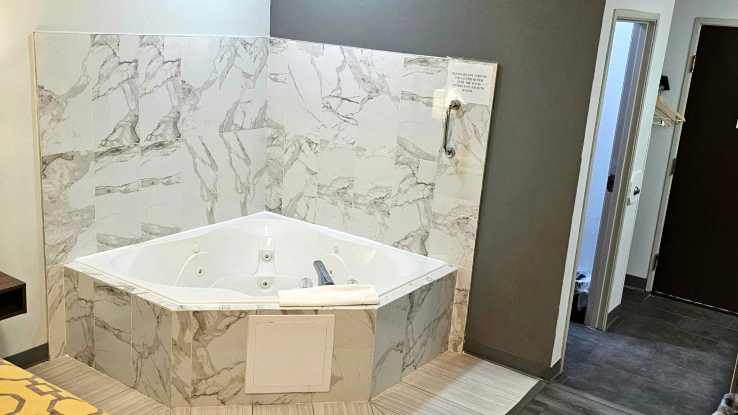 Bath in Baymont by Wyndham Chicago/Calumet City