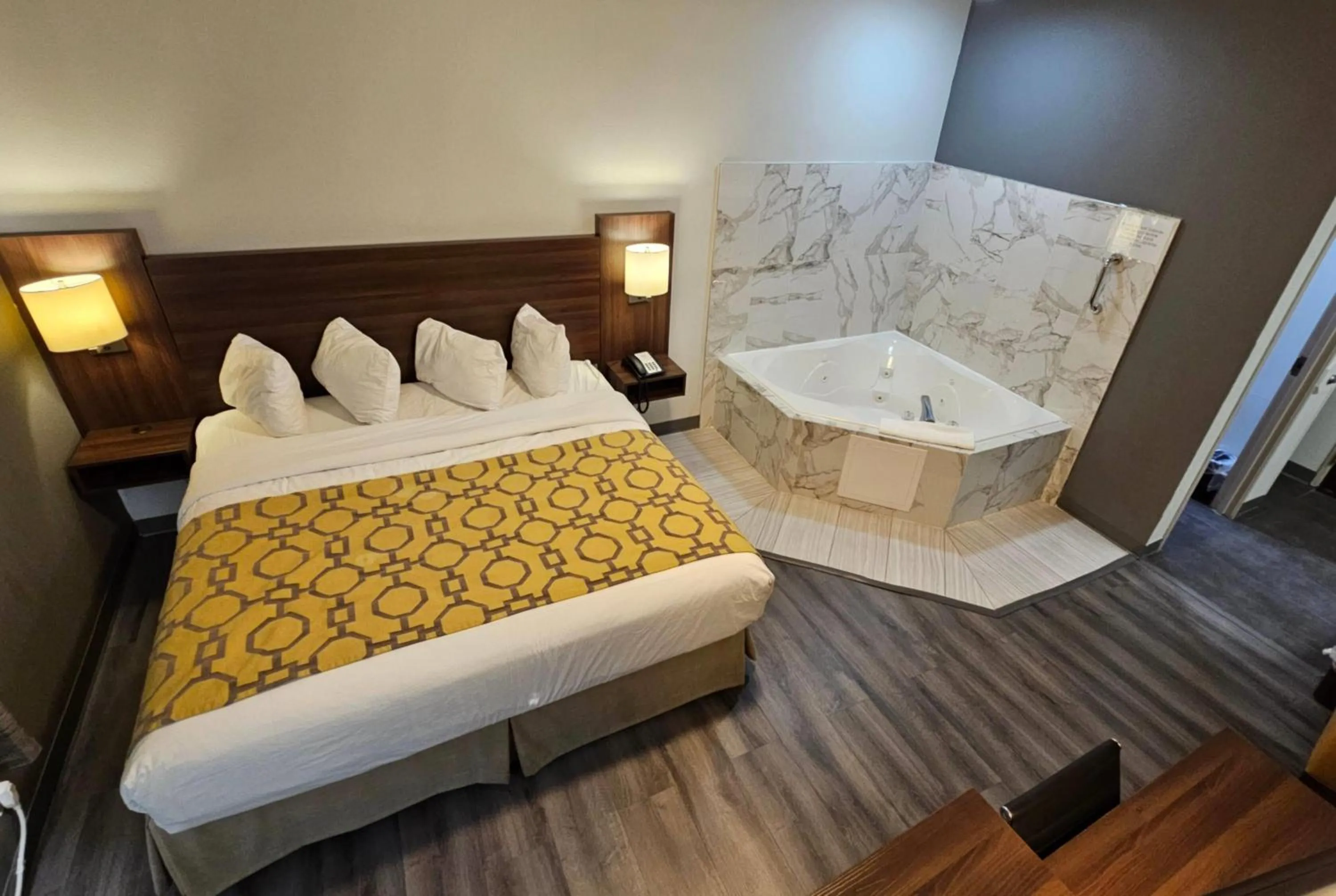 Photo of the whole room, Bed in Baymont by Wyndham Chicago/Calumet City