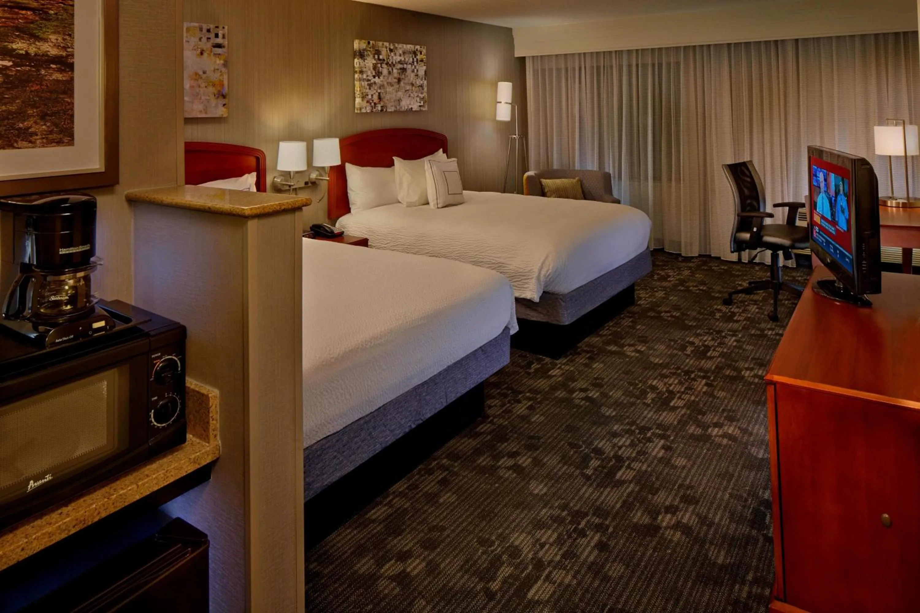Photo of the whole room, Bed in Courtyard by Marriott Providence Warwick