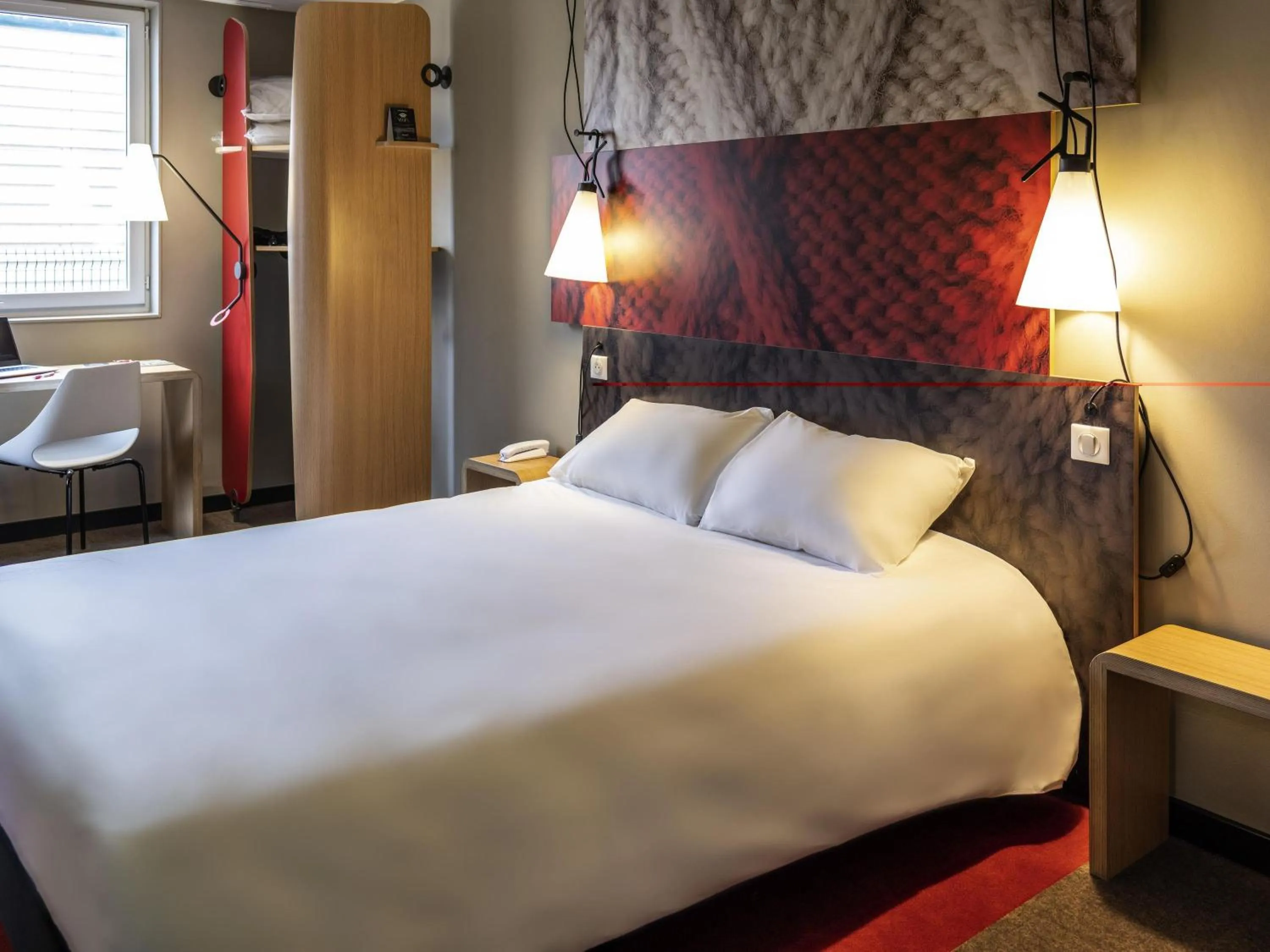 Property building, Bed in ibis Moulins