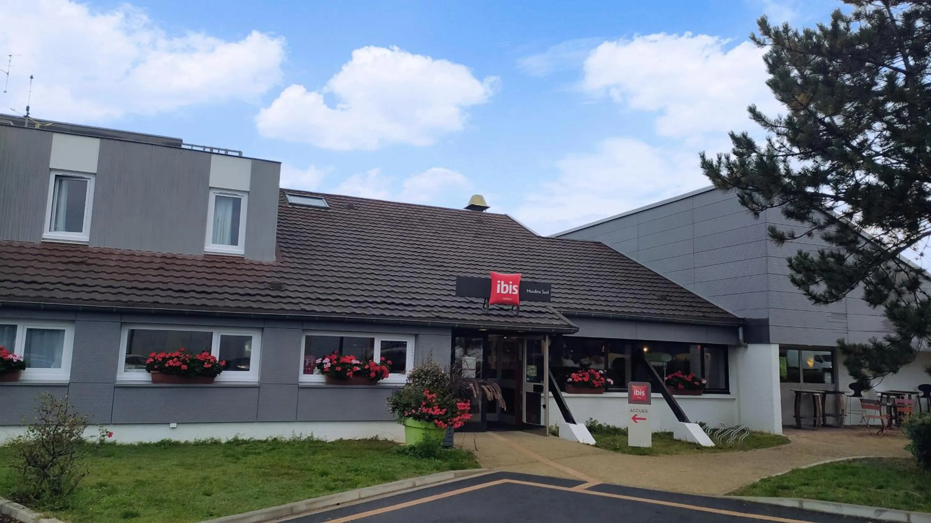 Property building in ibis Moulins