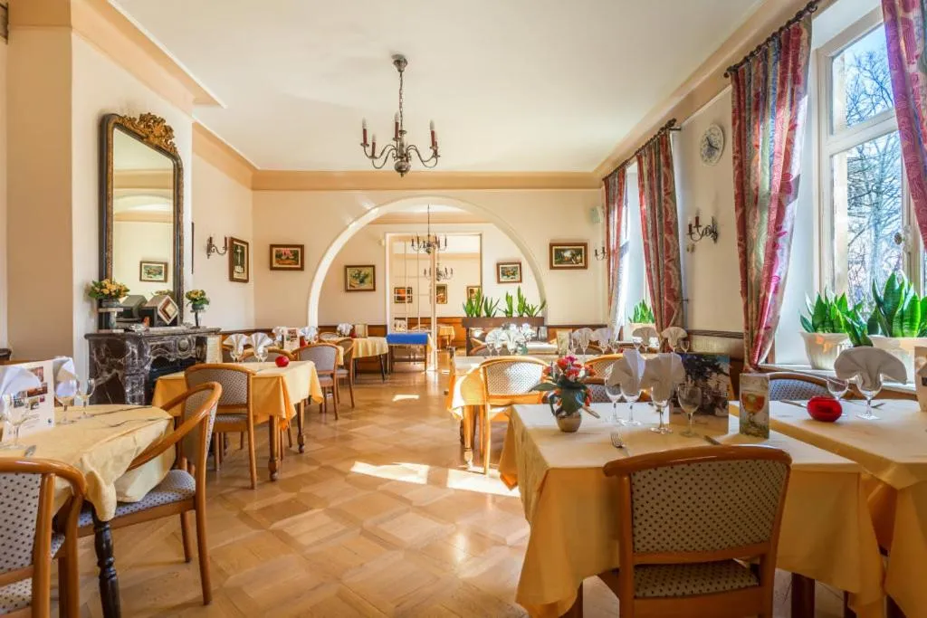 Restaurant/places to eat in Logis Hotel Restaurant Remotel