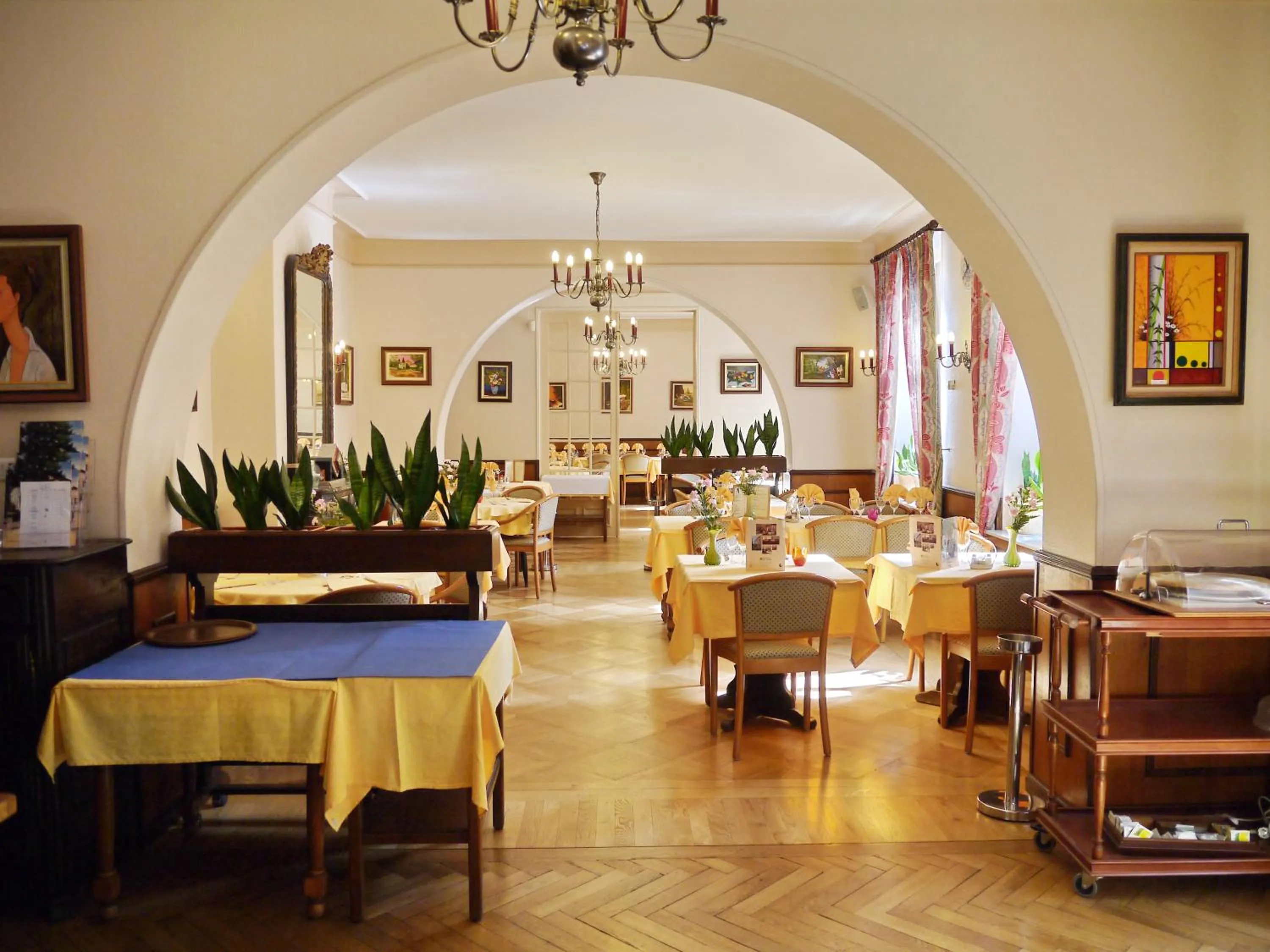 Restaurant/places to eat in Logis Hotel Restaurant Remotel