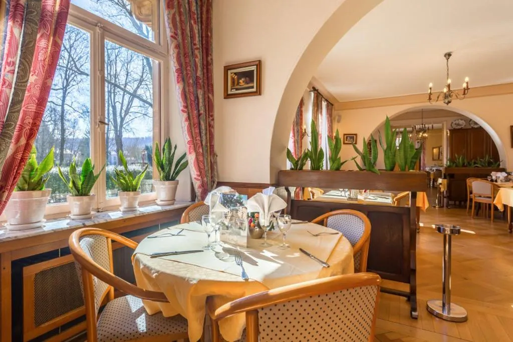 Restaurant/places to eat in Logis Hotel Restaurant Remotel