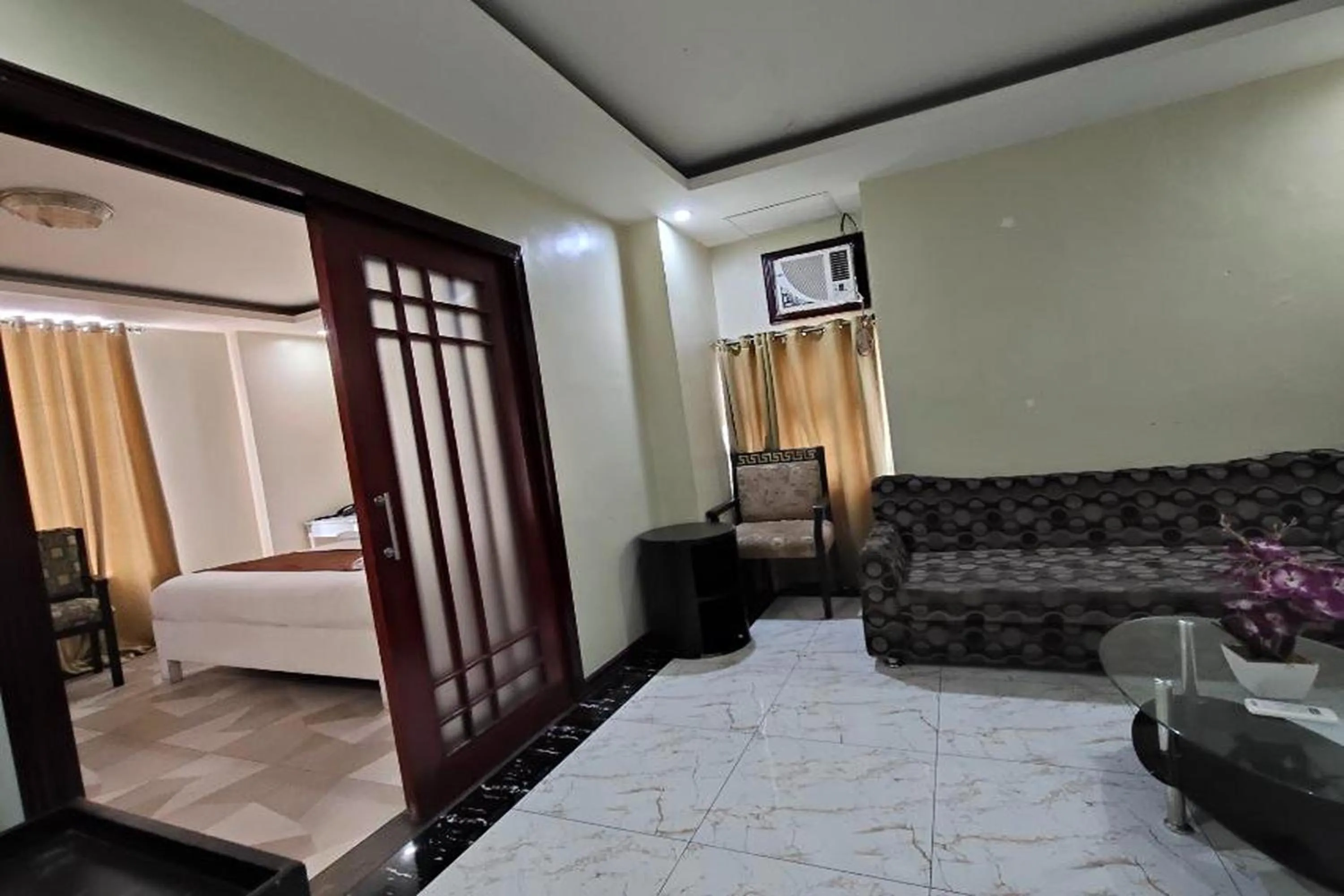 Bedroom, Bed in Manila Crown Palace Hotel