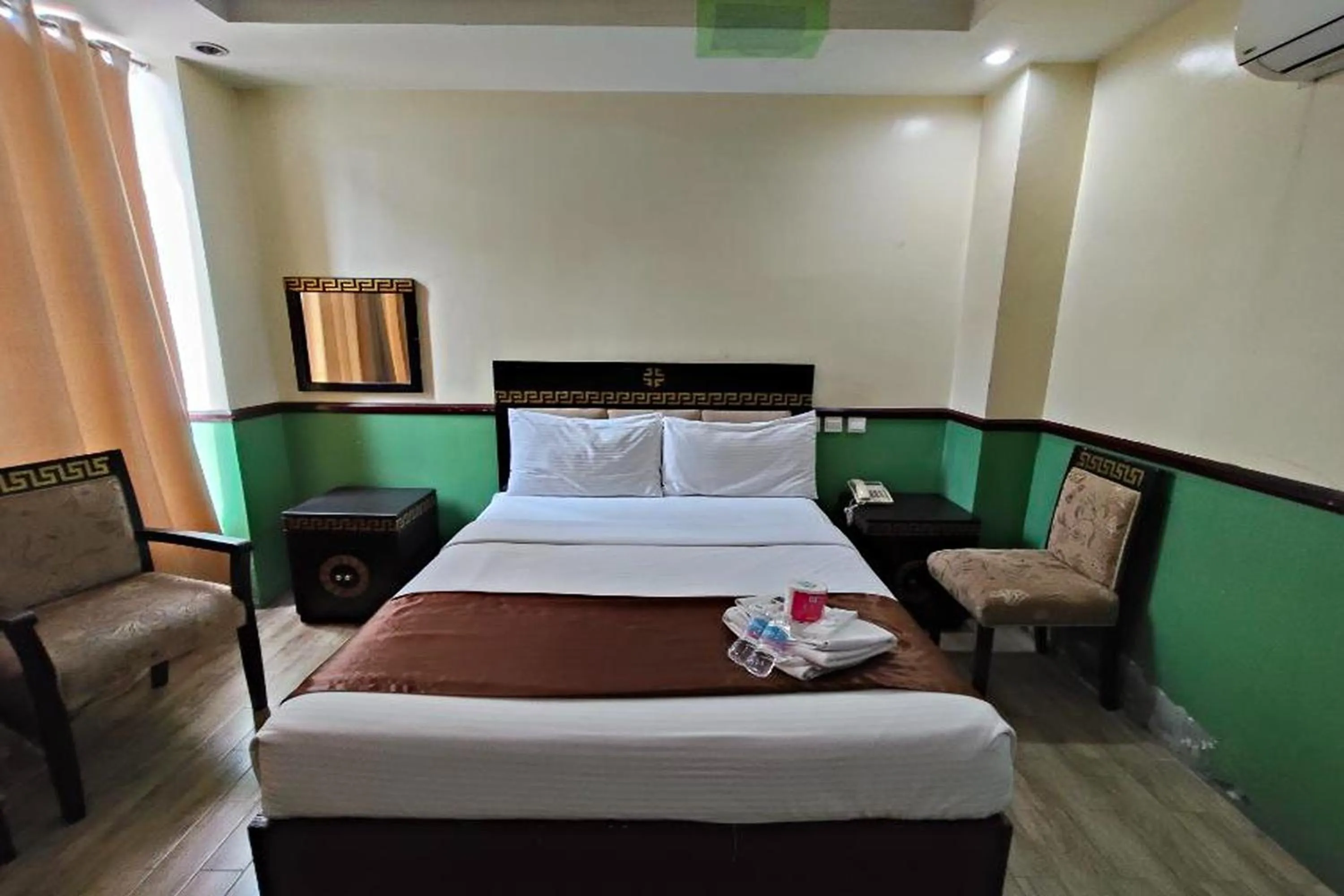 Bedroom, Bed in Manila Crown Palace Hotel