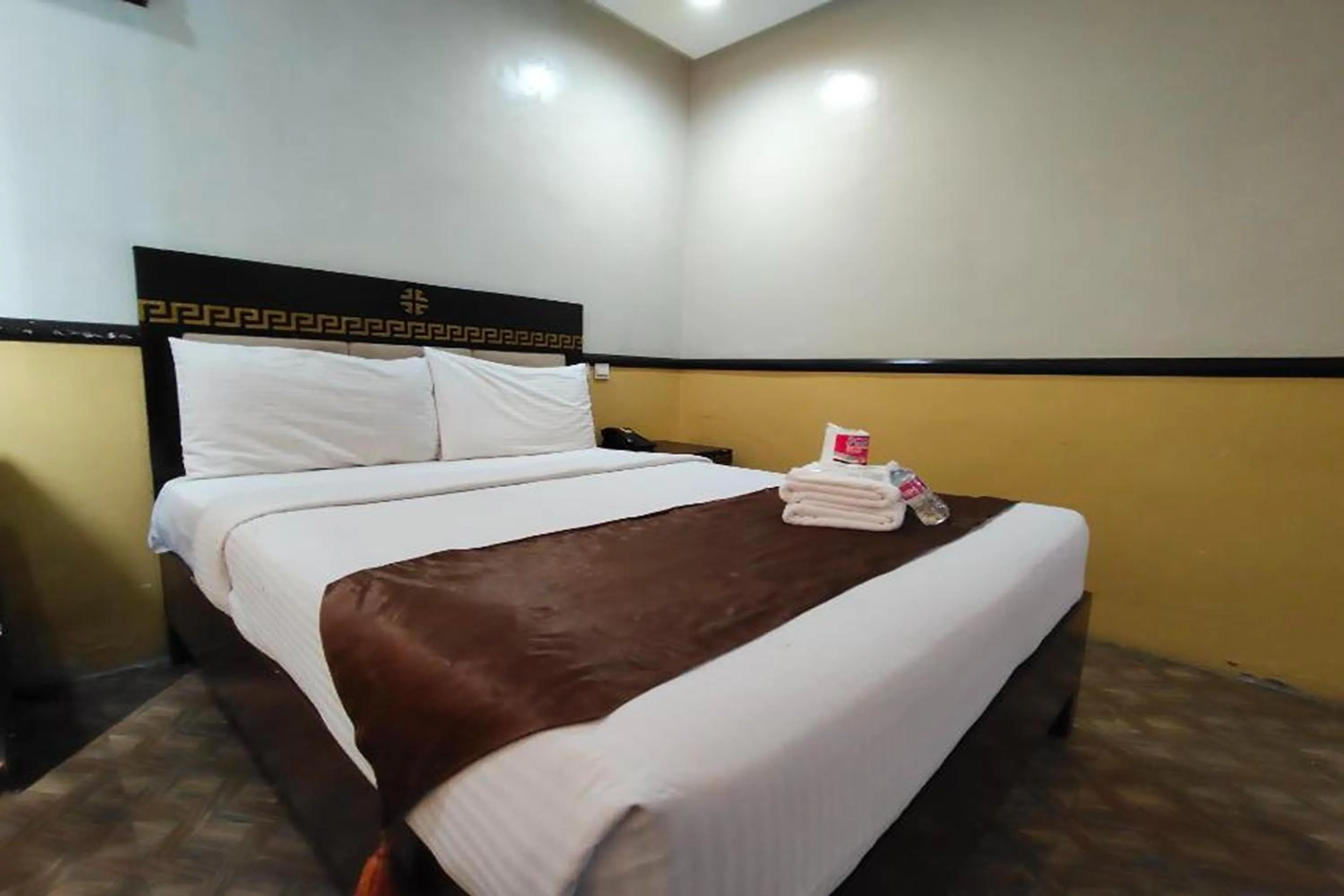 Bedroom, Bed in Manila Crown Palace Hotel