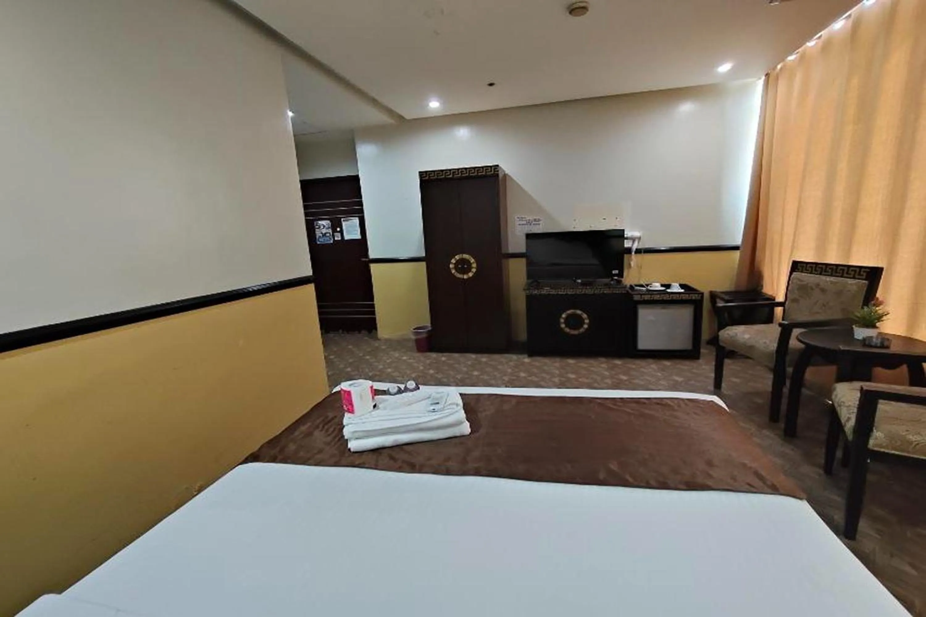 Seating area, Bed in Manila Crown Palace Hotel