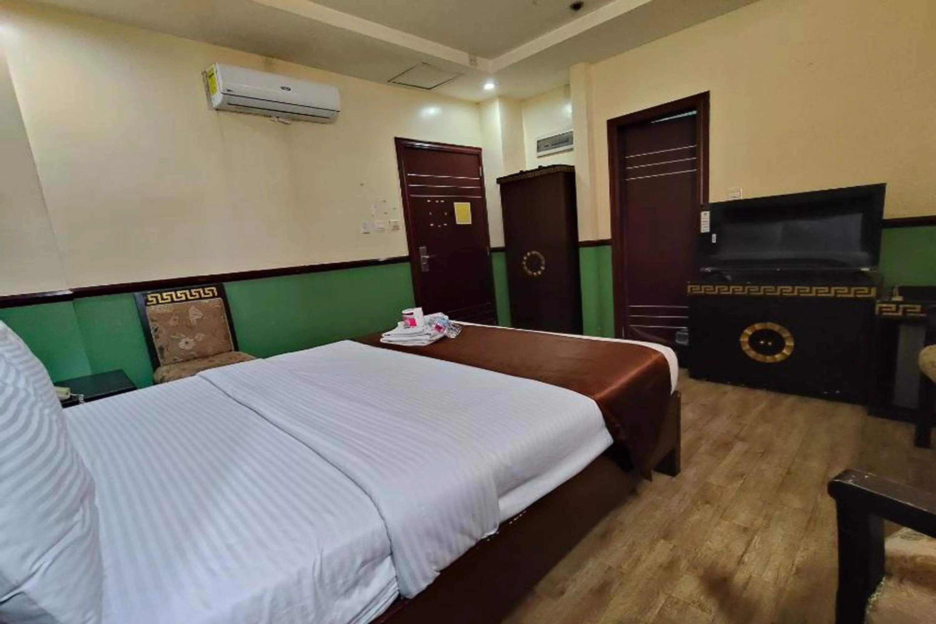 Bedroom, Bed in Manila Crown Palace Hotel