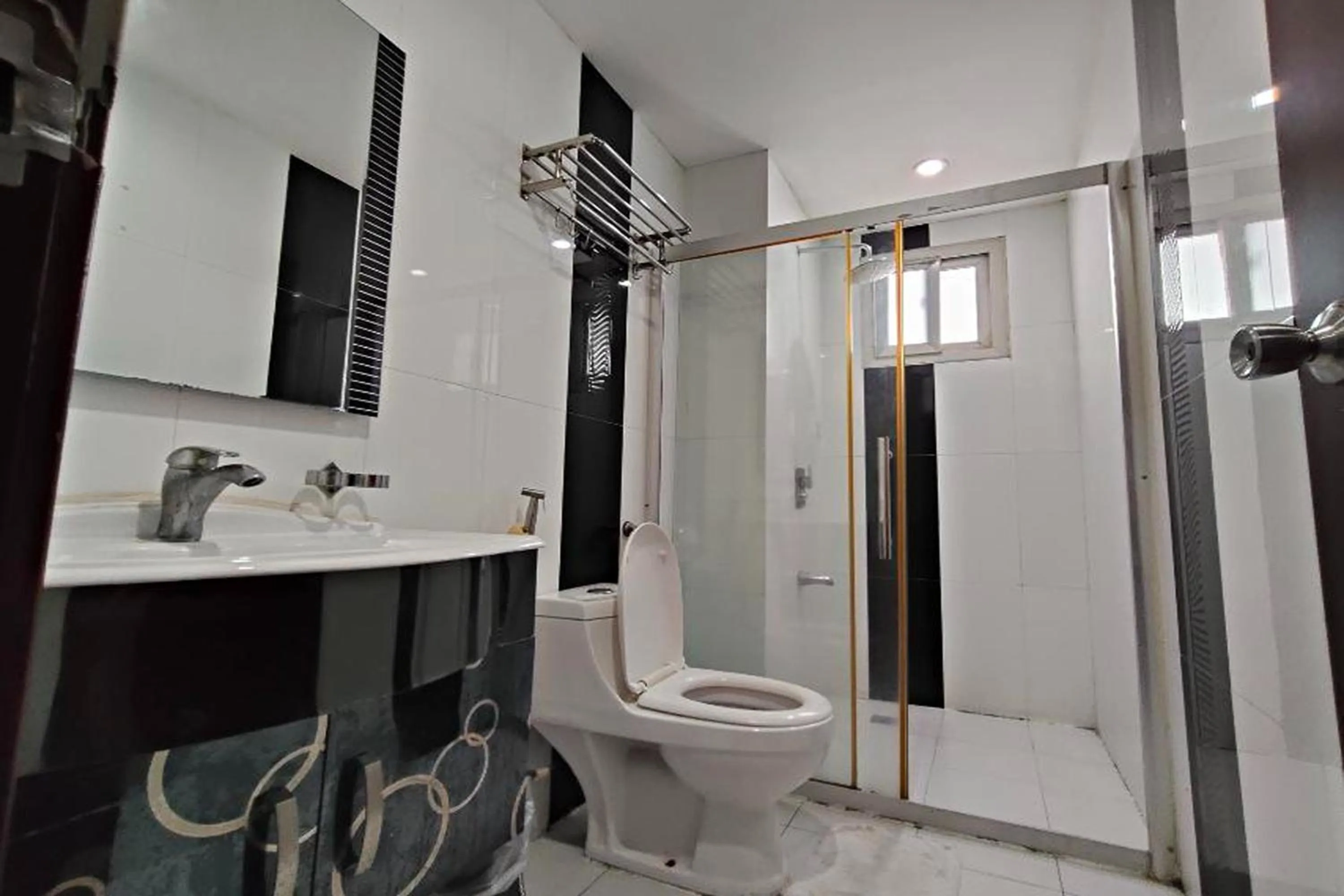 Toilet in Manila Crown Palace Hotel