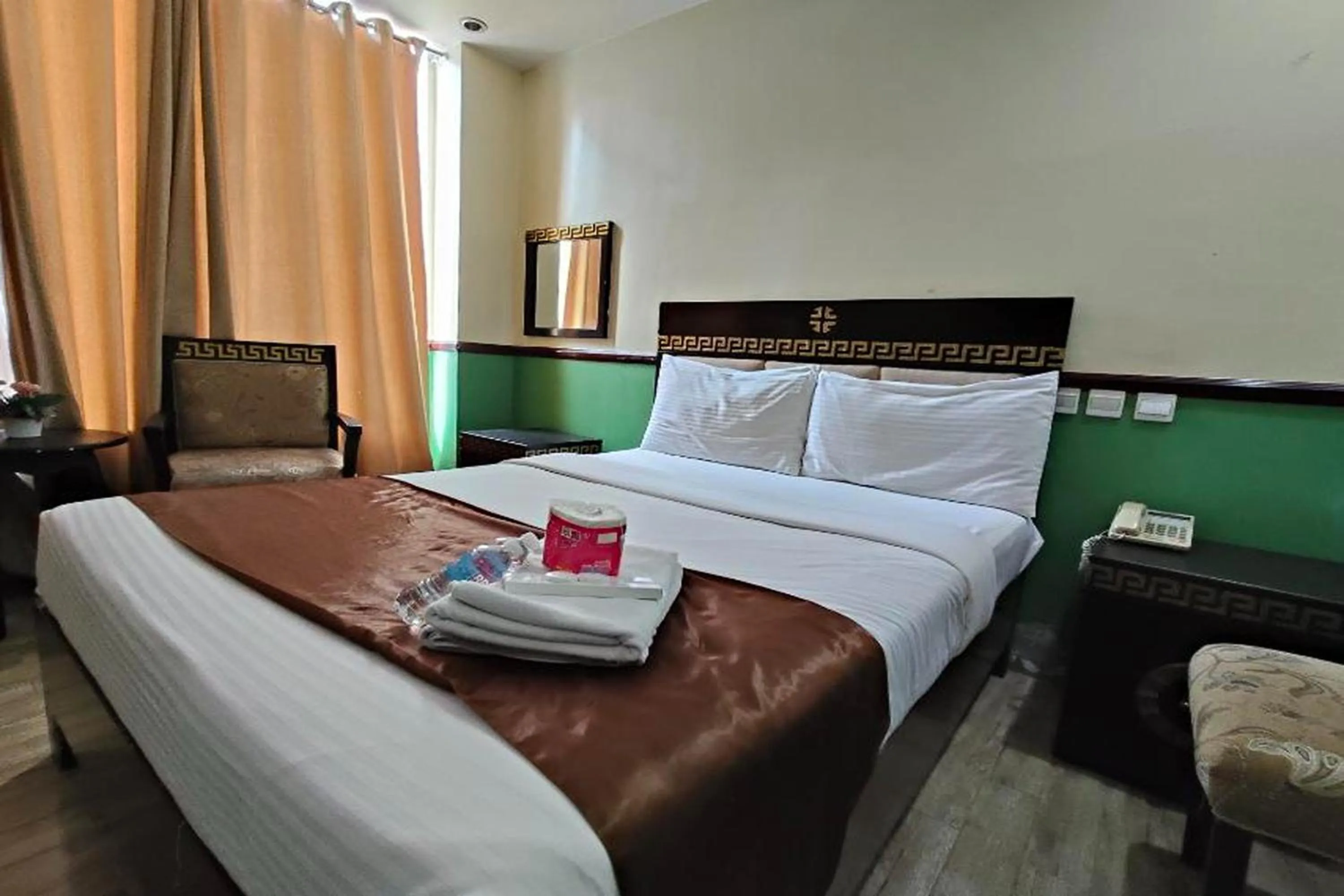 Photo of the whole room, Bed in Manila Crown Palace Hotel