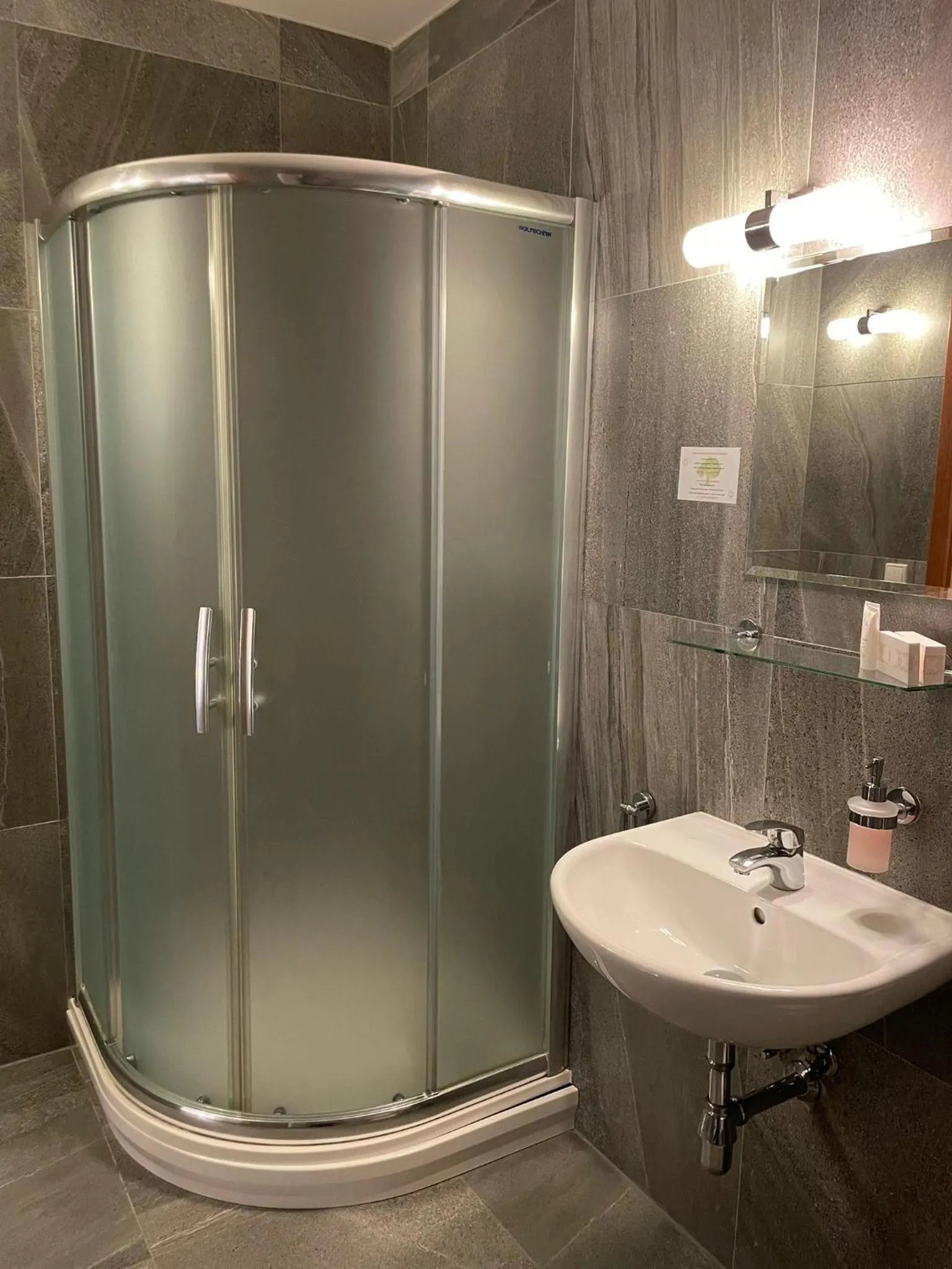 Shower in Zlatý Lev Žatec