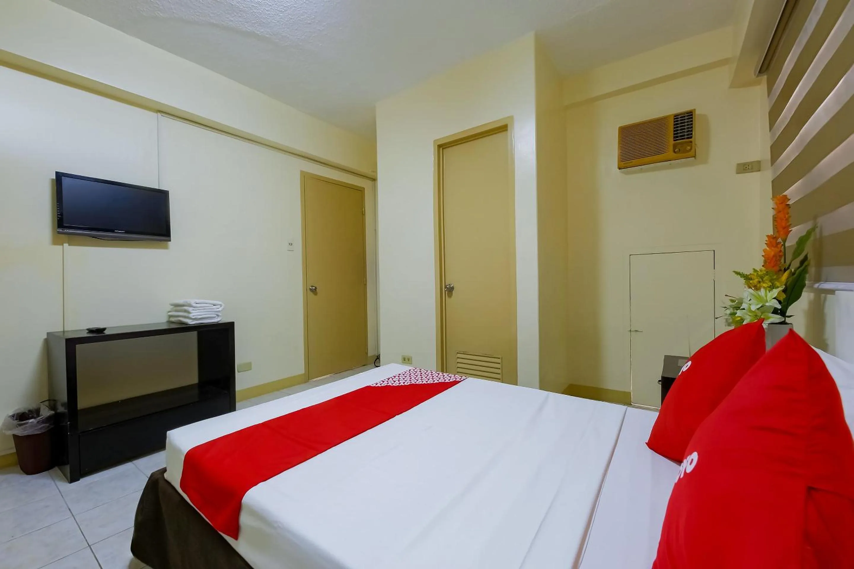 Bedroom in OYO 840 Orangenest Apartelle