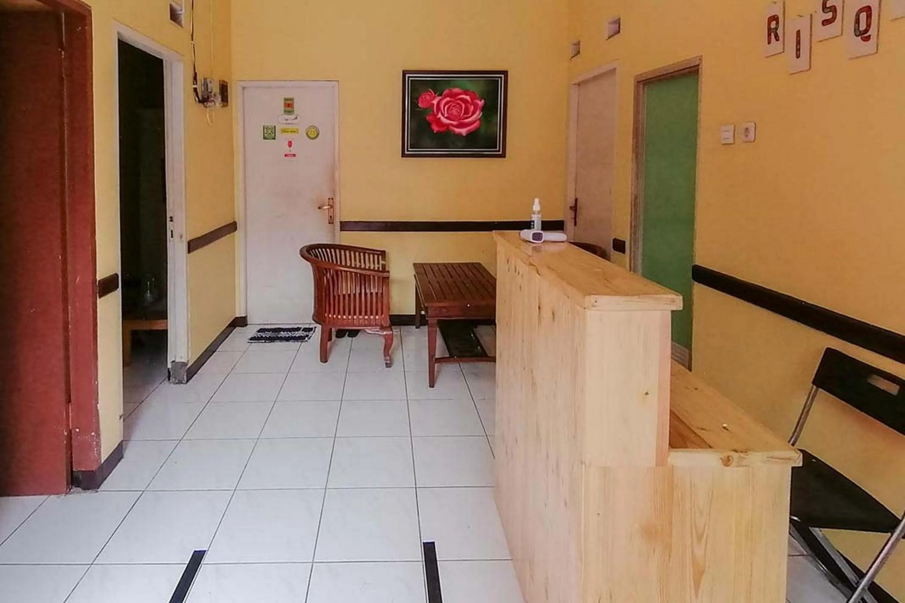 Lobby or reception in Risqia Syariah TOD M1 Bandara Soekarno Hatta Mitra RedDoorz