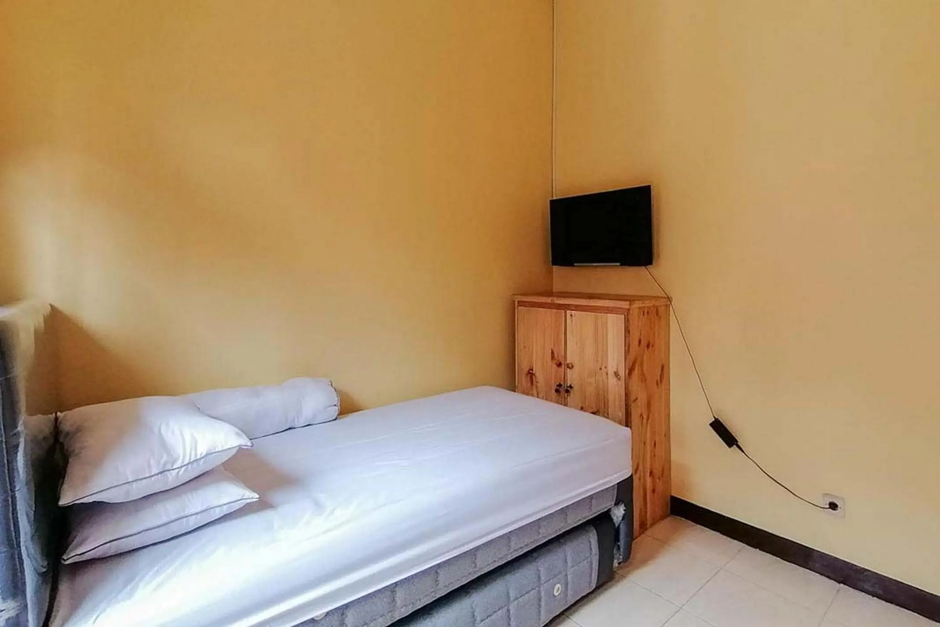 Single Room - single occupancy in Risqia Syariah TOD M1 Bandara Soekarno Hatta Mitra RedDoorz Single Room - single occupancy in Risqia Syariah TOD M1 Bandara Soekarno Hatta Mitra RedDoorz