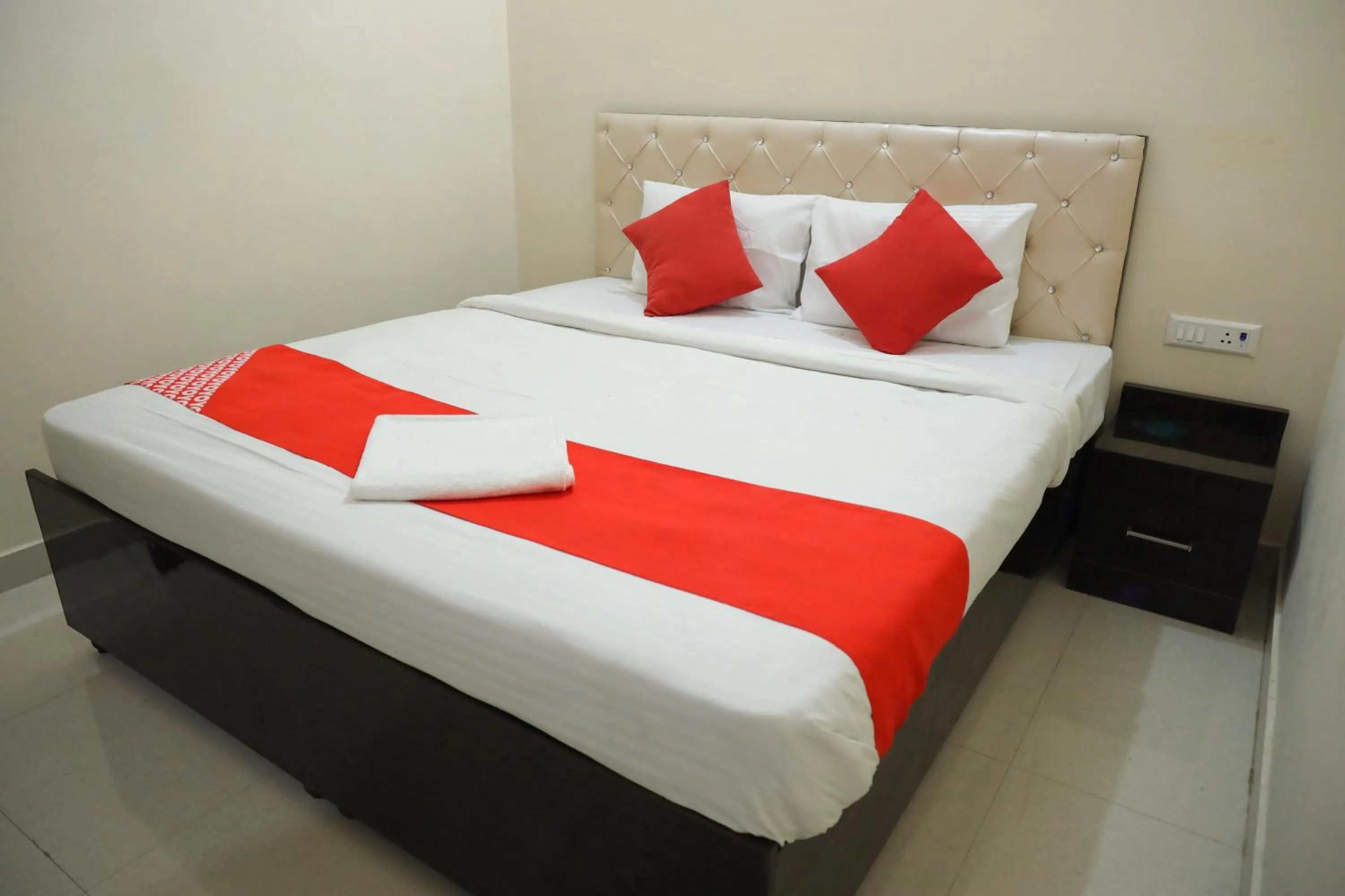 Bedroom, Bed in Hotel O Hmi International