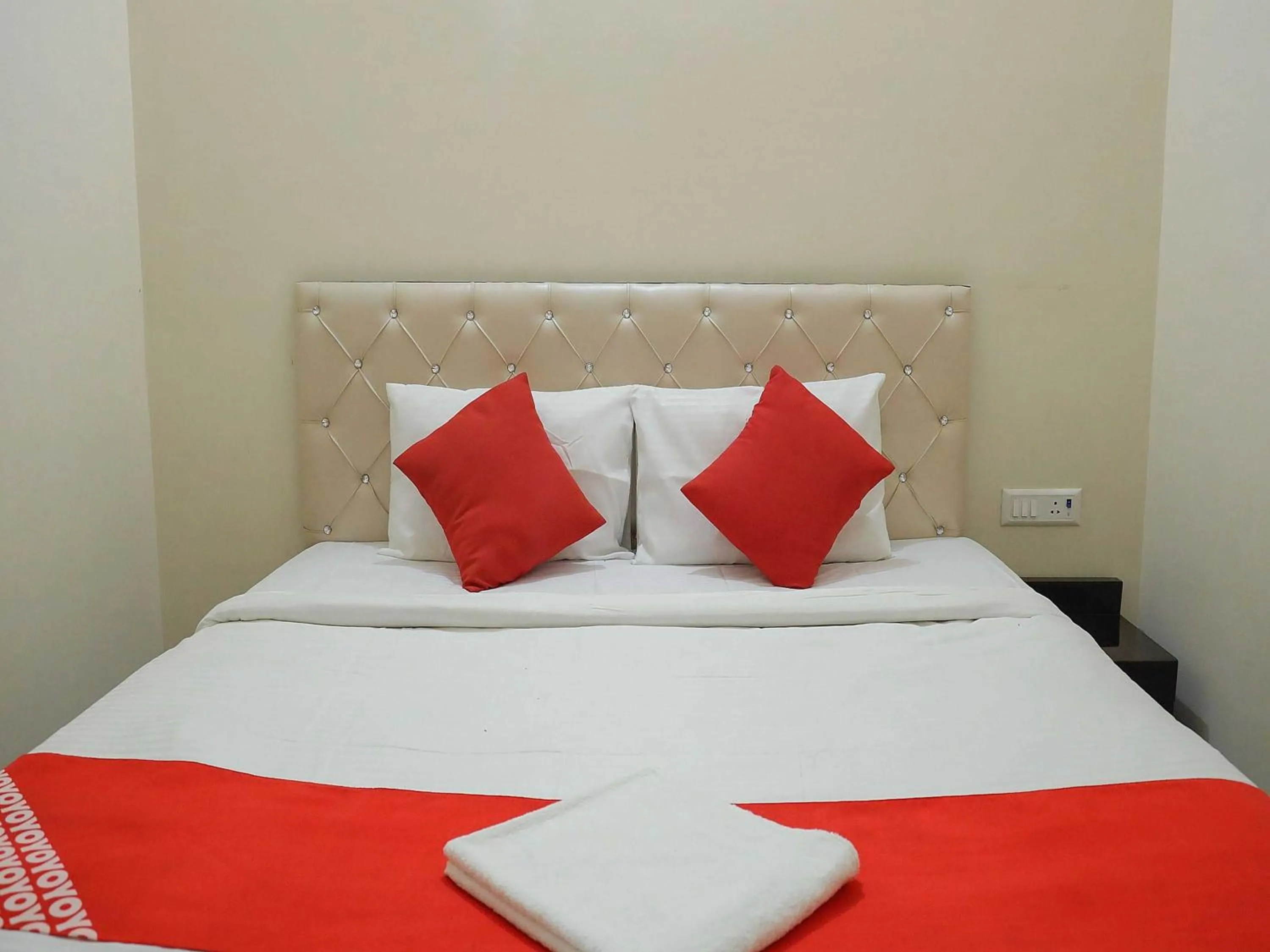 Bedroom, Bed in Hotel O Hmi International