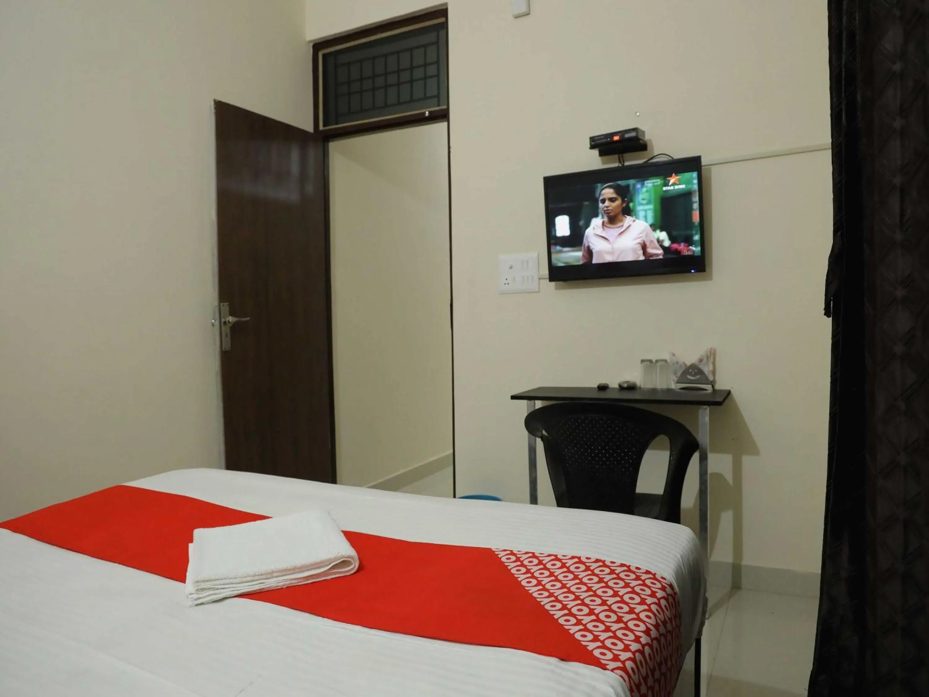 Bedroom, Bed in Hotel O Hmi International