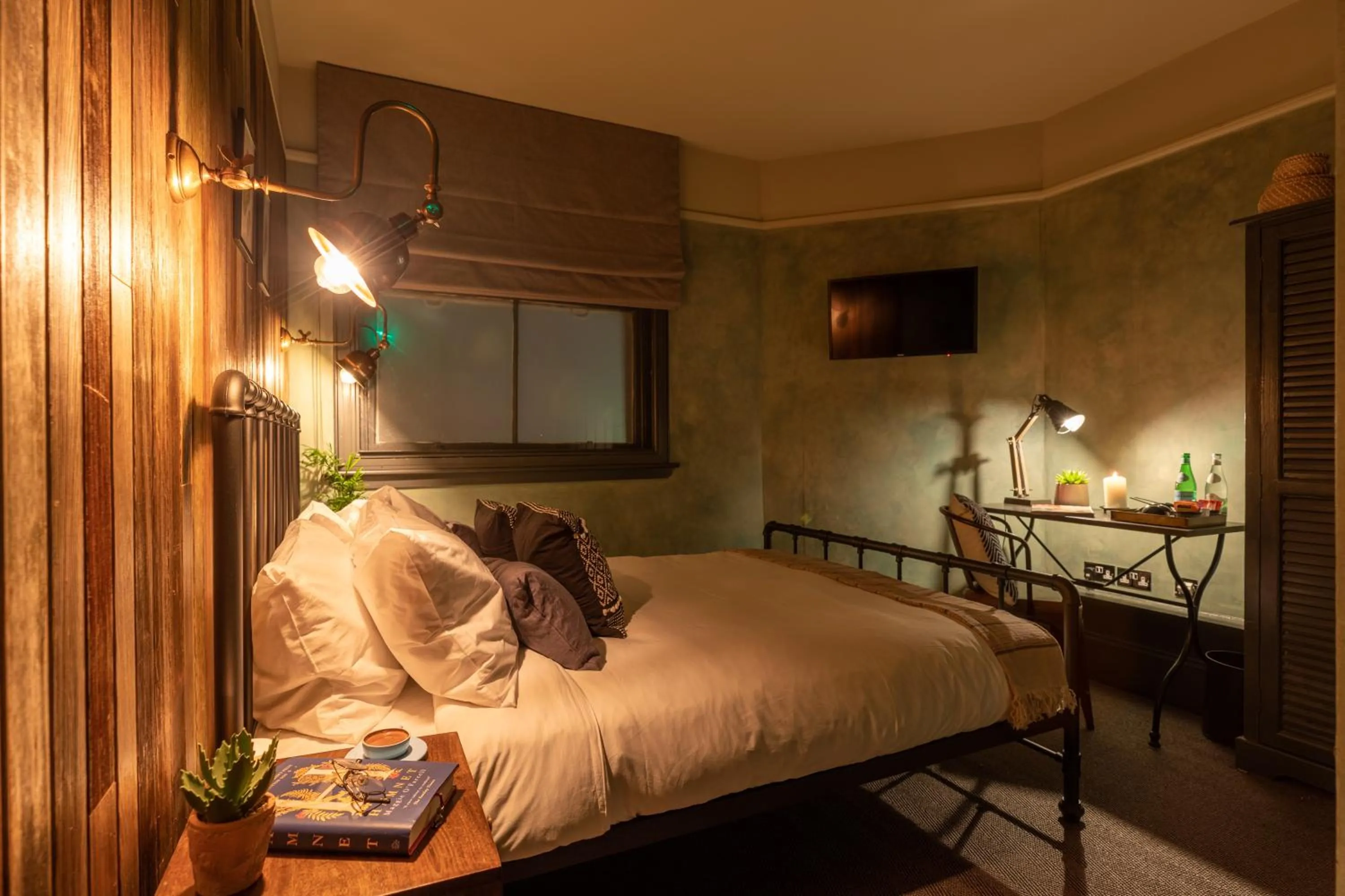 Bed in The Wolfpack Inn