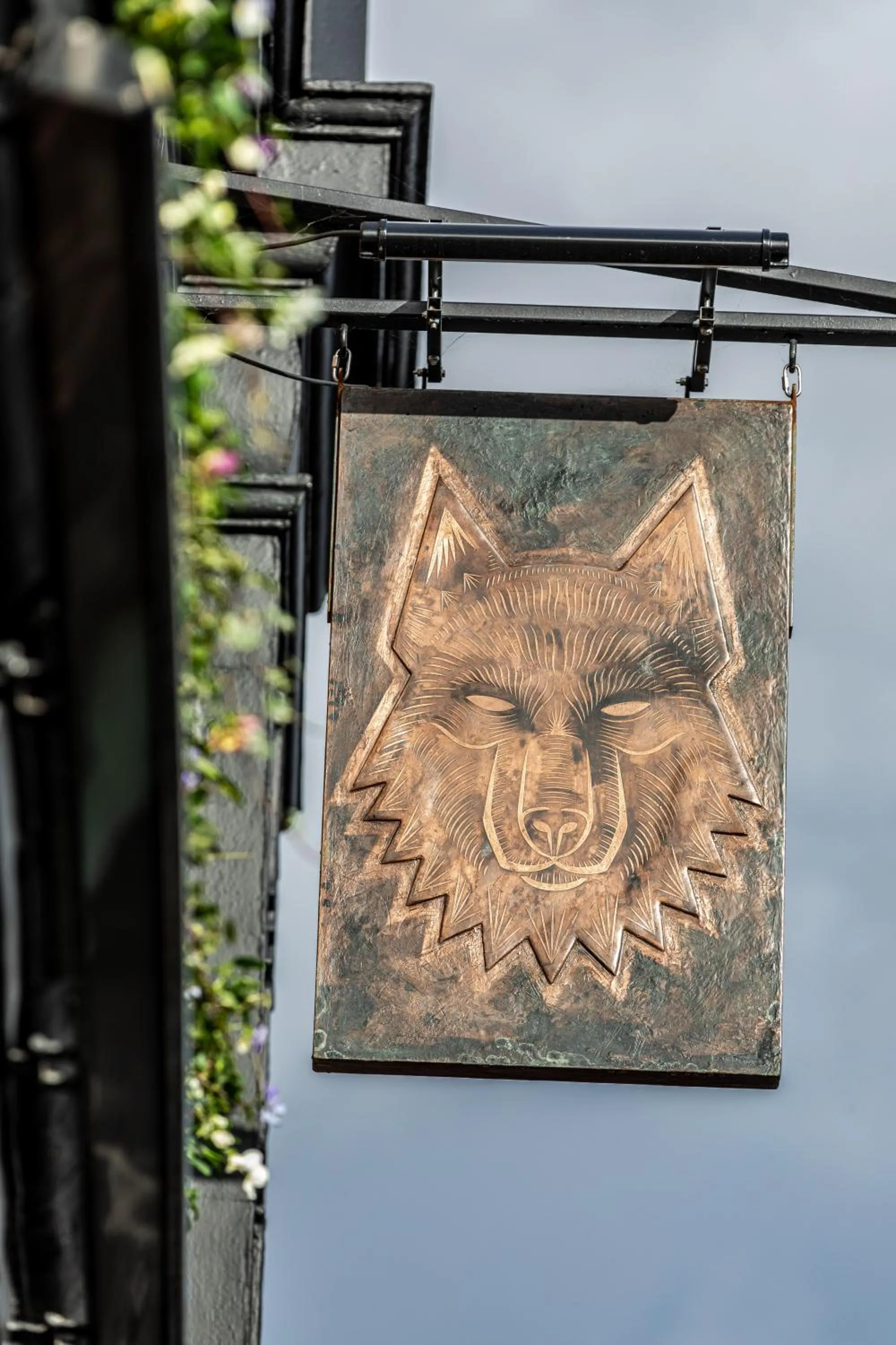 Logo/Certificate/Sign in The Wolfpack Inn