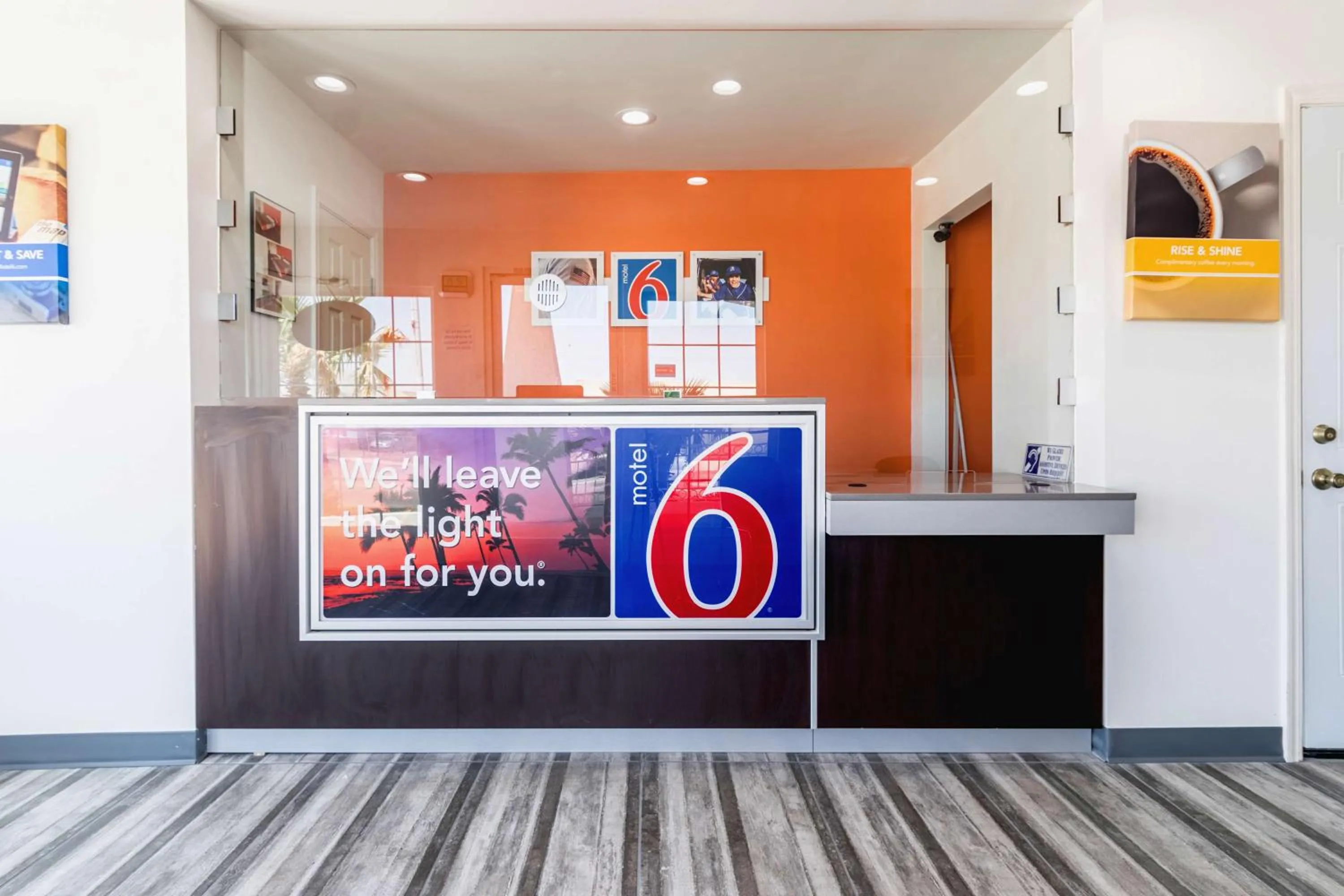 Lobby or reception in Motel 6-Barstow, CA - Route 66