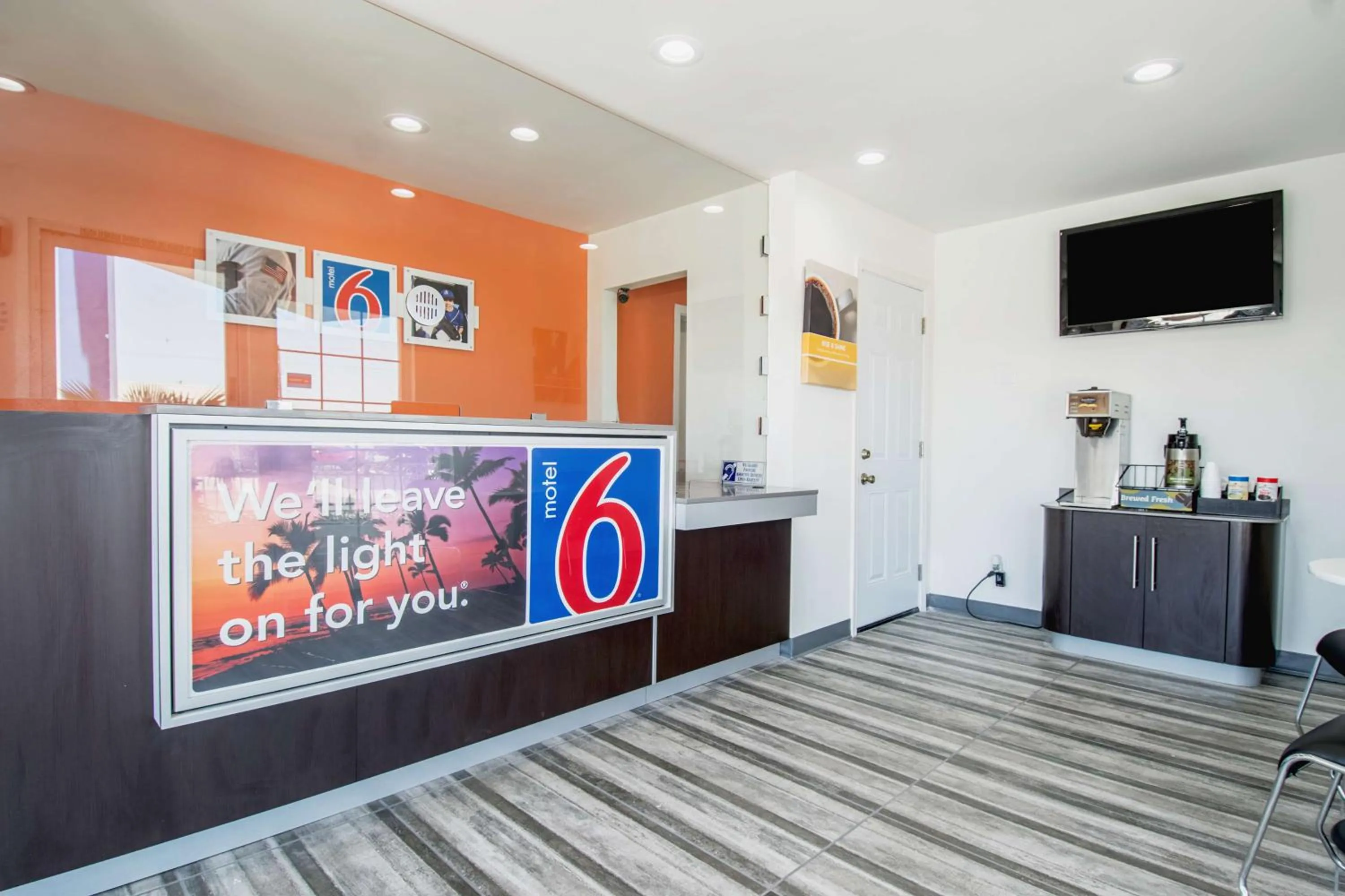Lobby or reception in Motel 6-Barstow, CA - Route 66