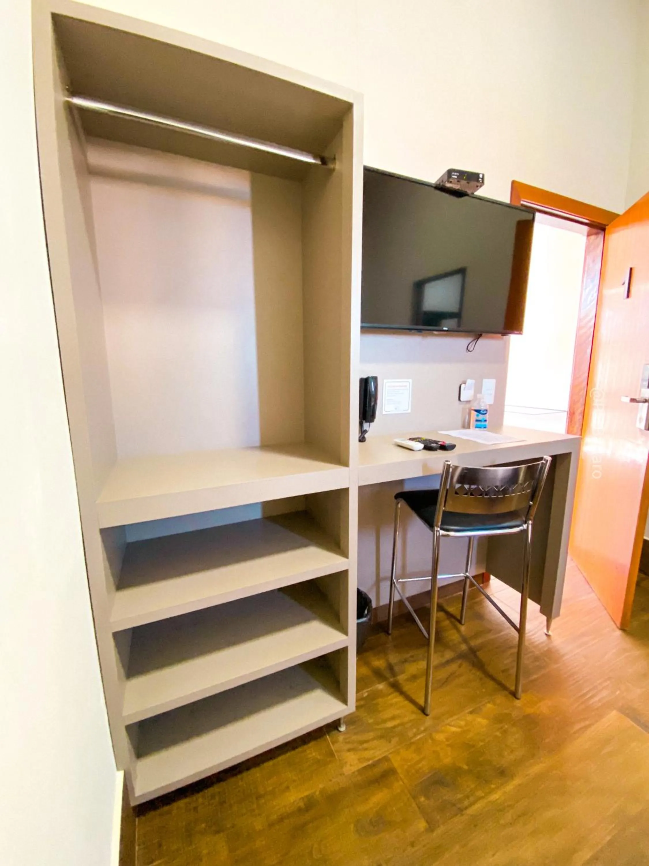 microwave in Pousada Reserva Central