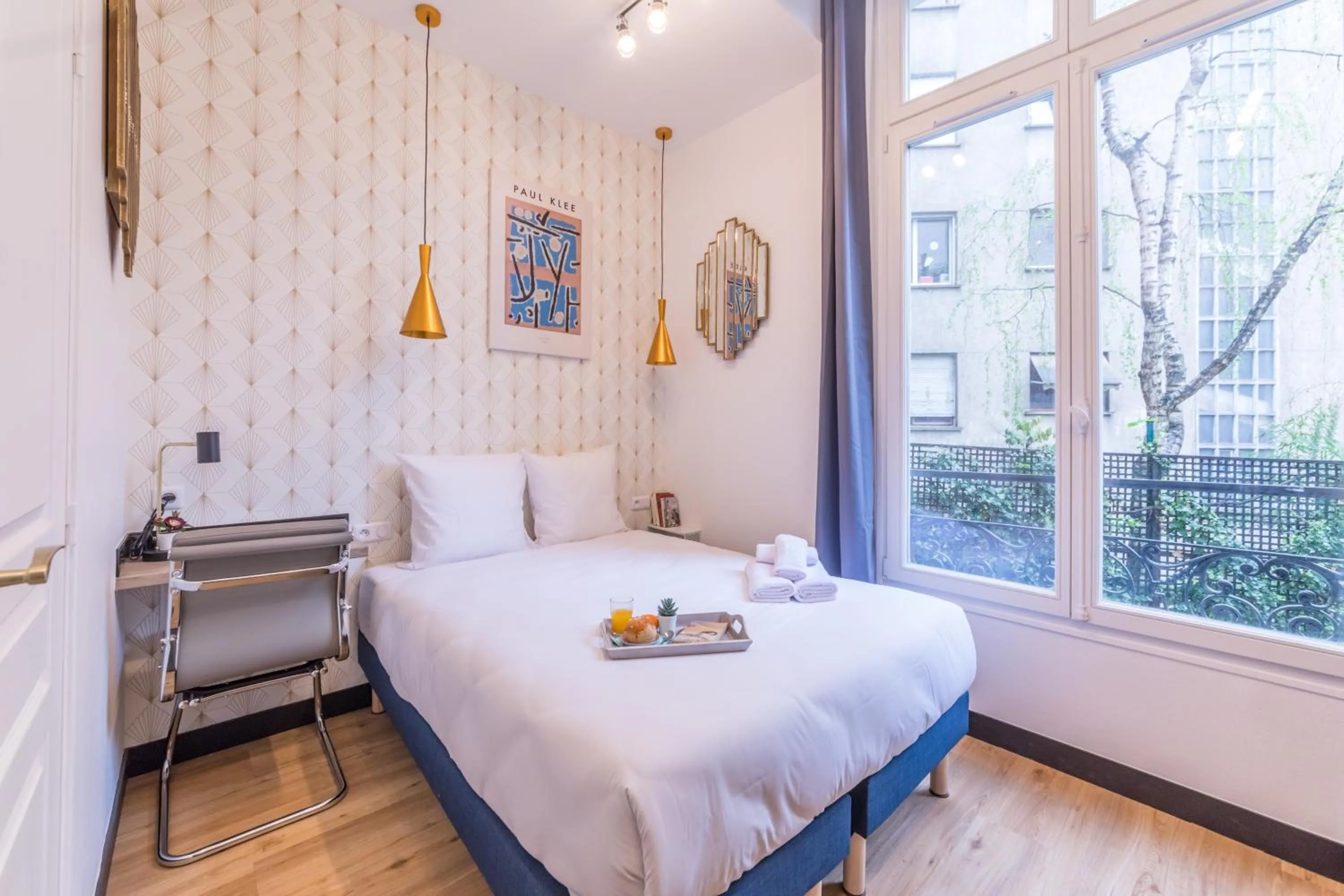 Bed in WS Champs-Elysées - Colomb