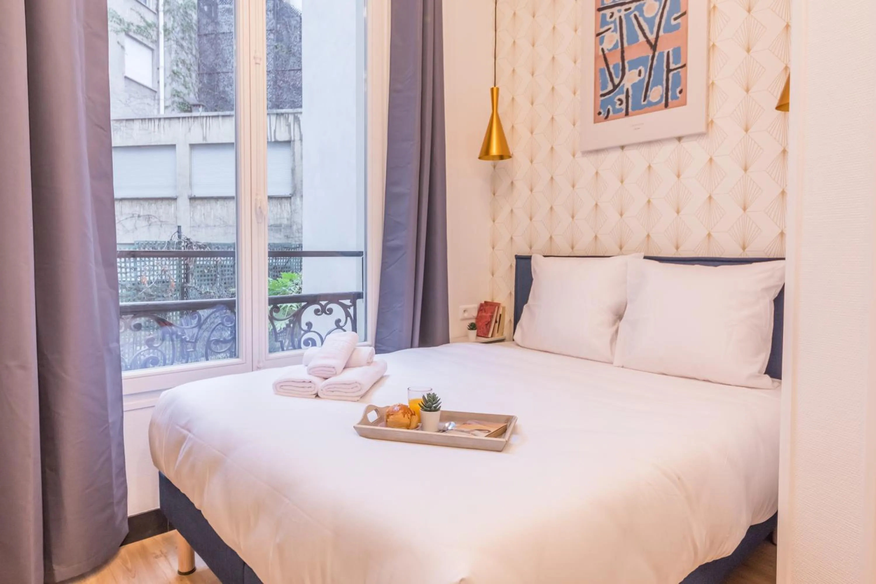 Bed in WS Champs-Elysées - Colomb