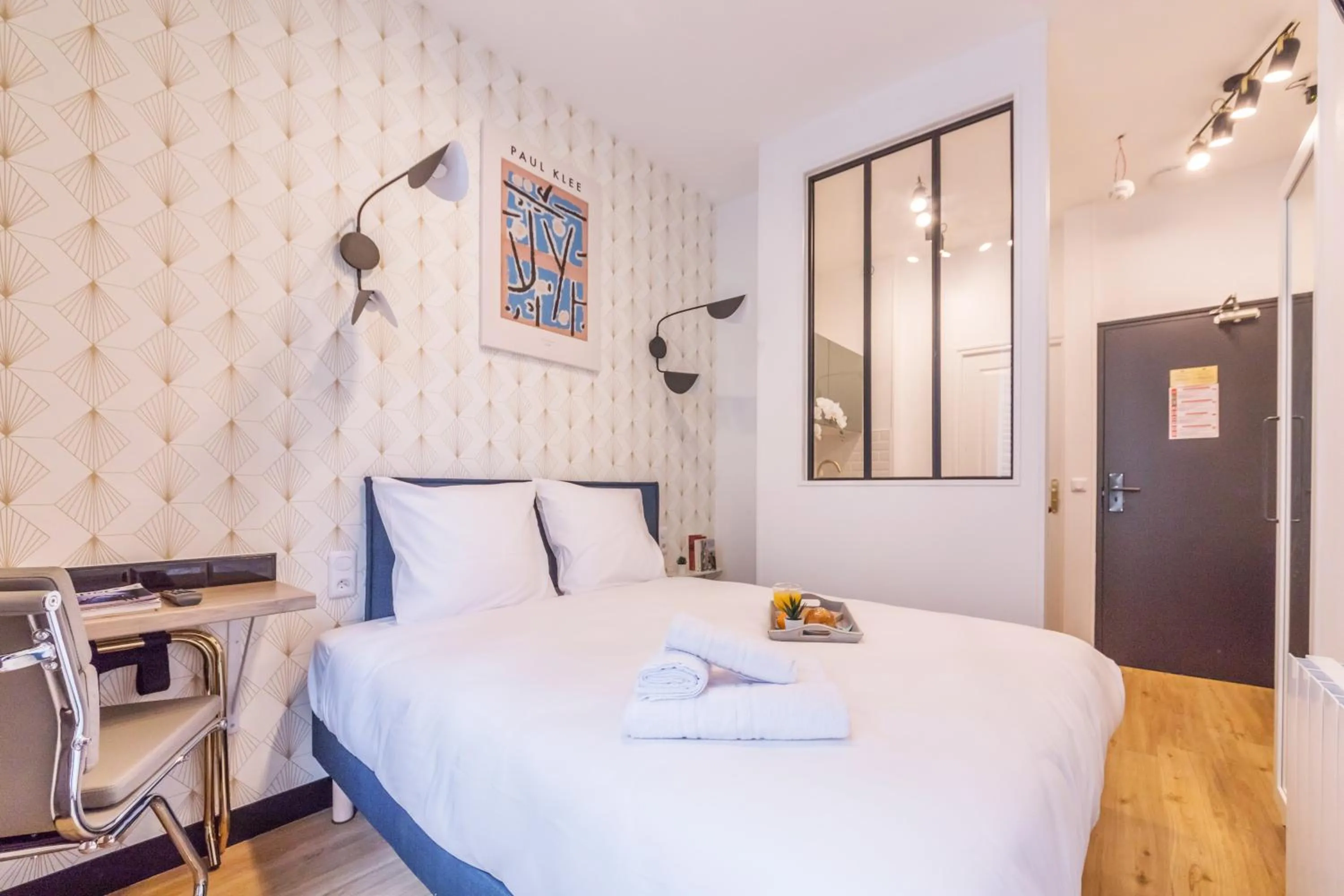 Photo of the whole room, Bed in WS Champs-Elysées - Colomb