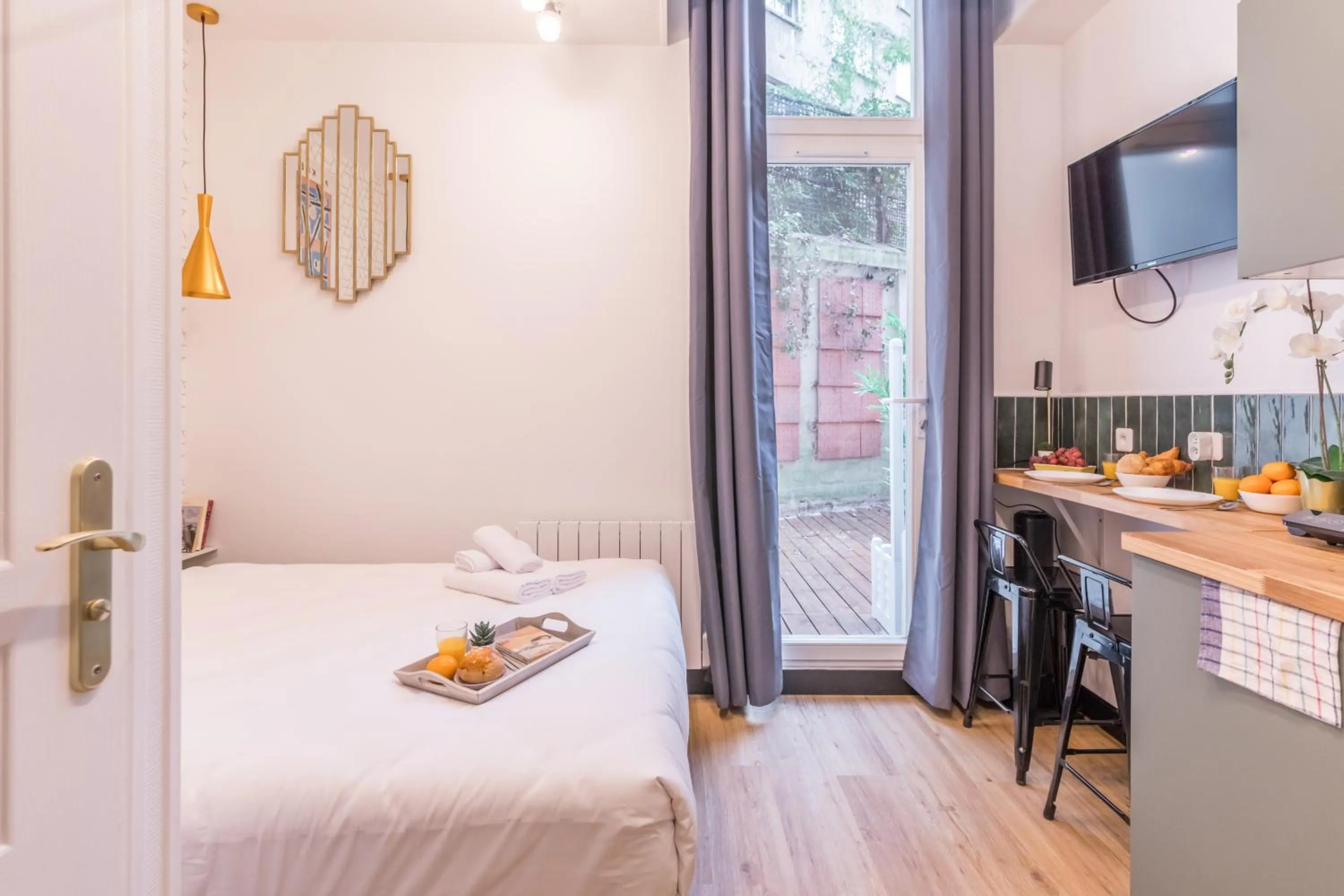 Communal lounge/ TV room, Bed in WS Champs-Elysées - Colomb