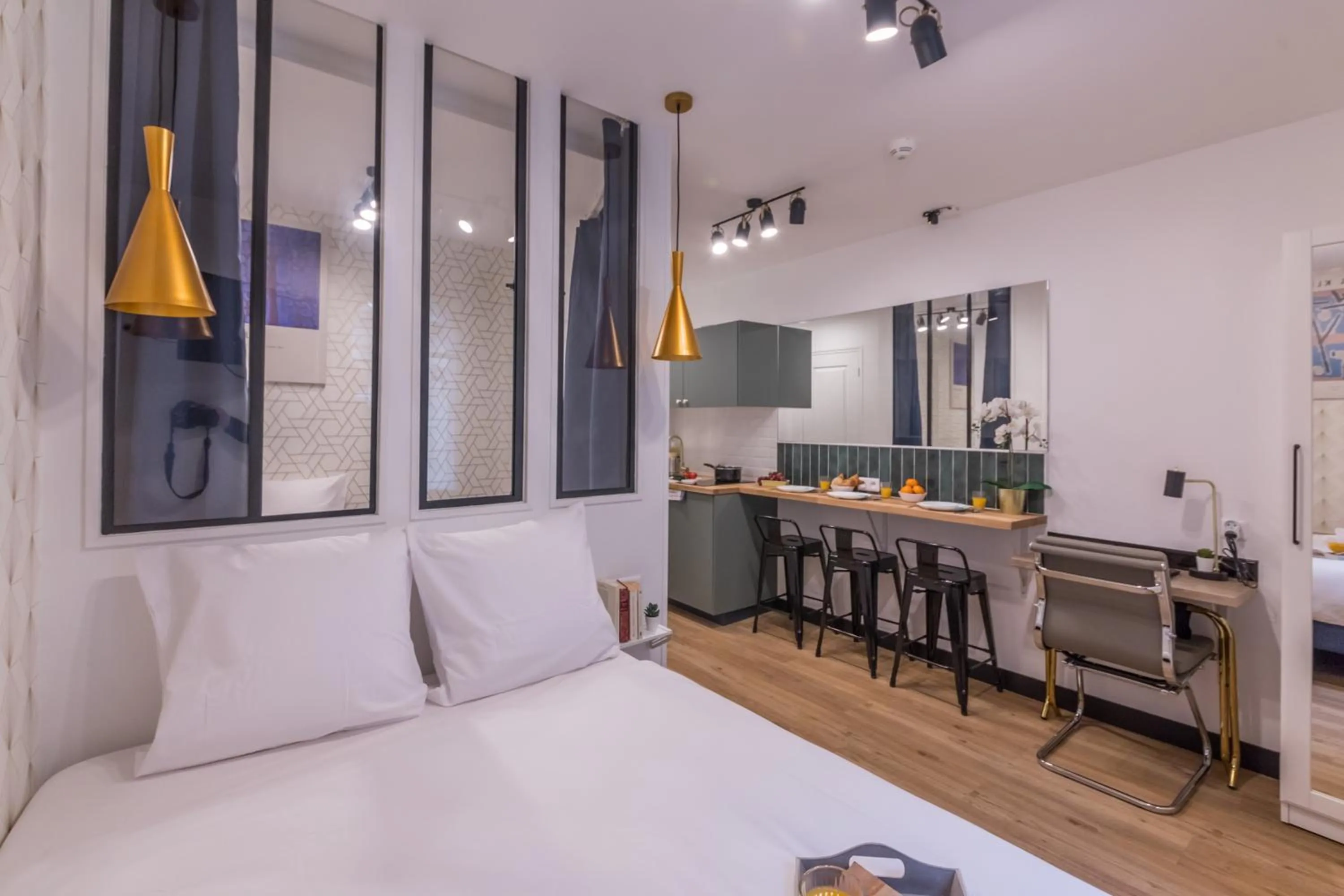 Photo of the whole room, Bed in WS Champs-Elysées - Colomb