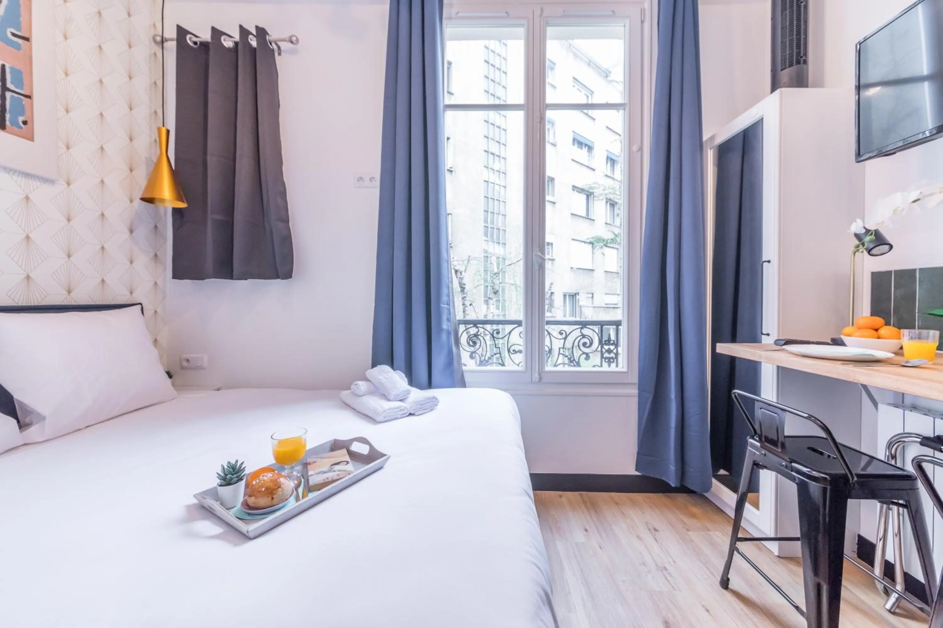 Bed in WS Champs-Elysées - Colomb