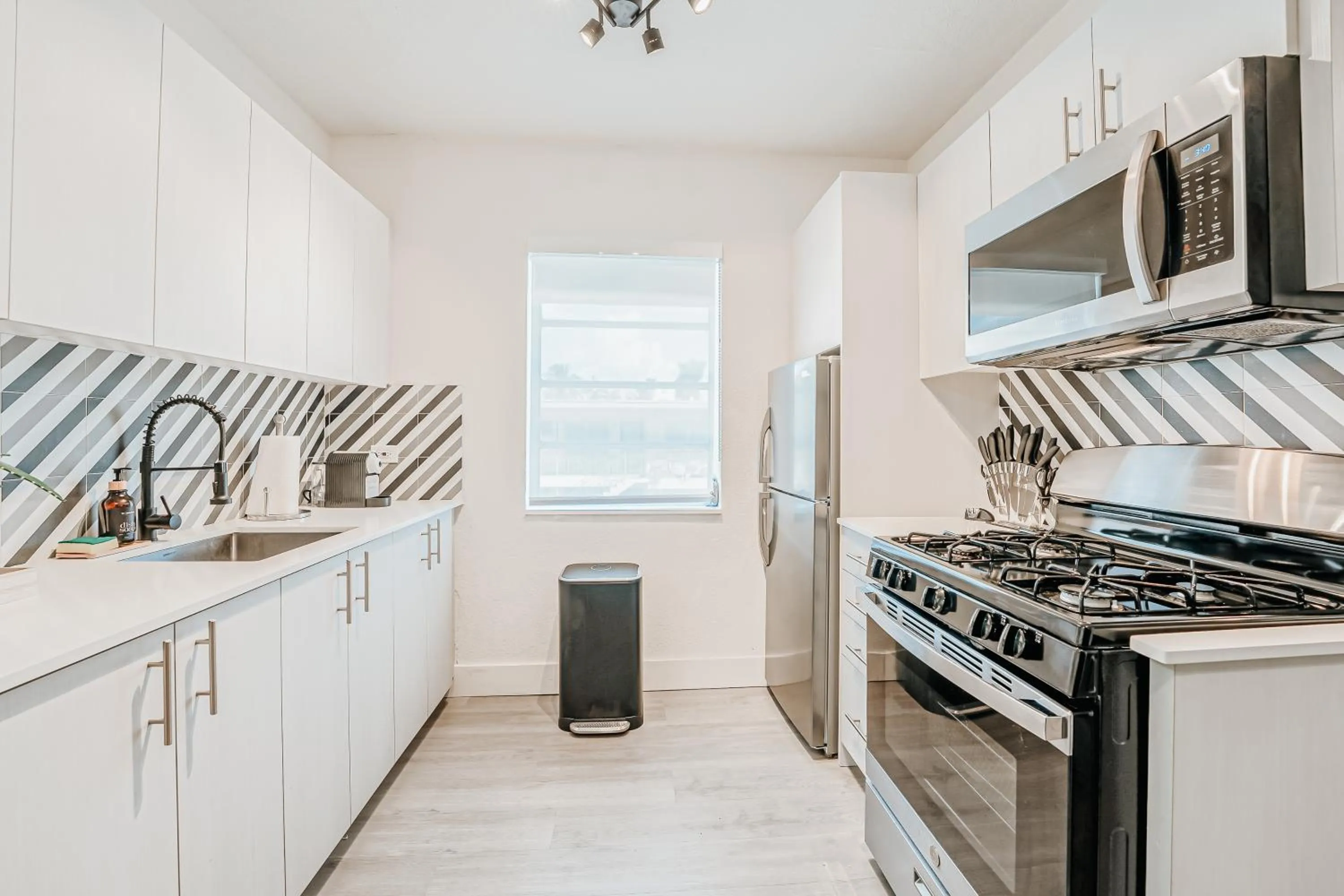 Kitchen or kitchenette in PRAIA Hotel Boutique & Apartments Miami Beach