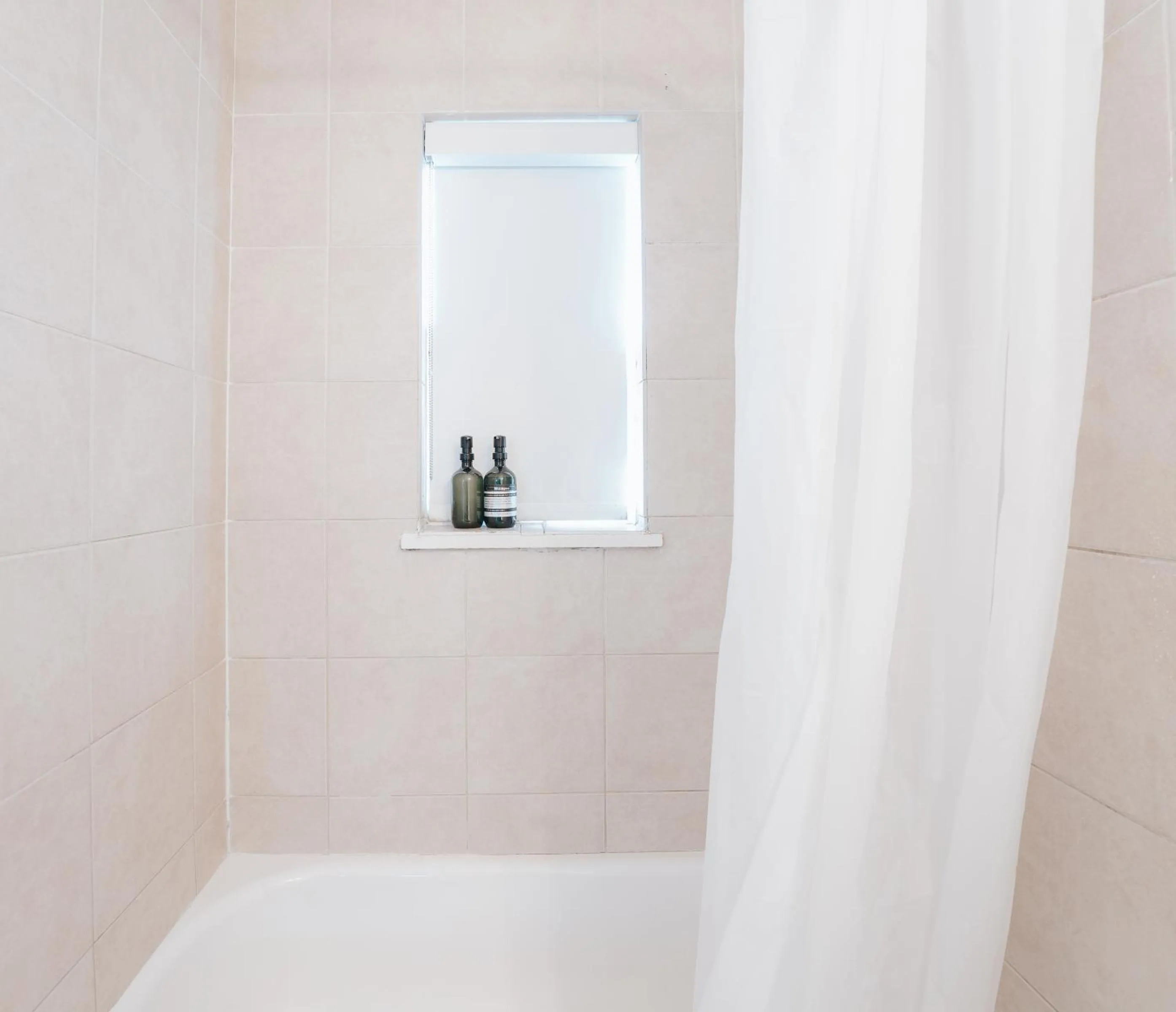 Shower in PRAIA Hotel Hollywood