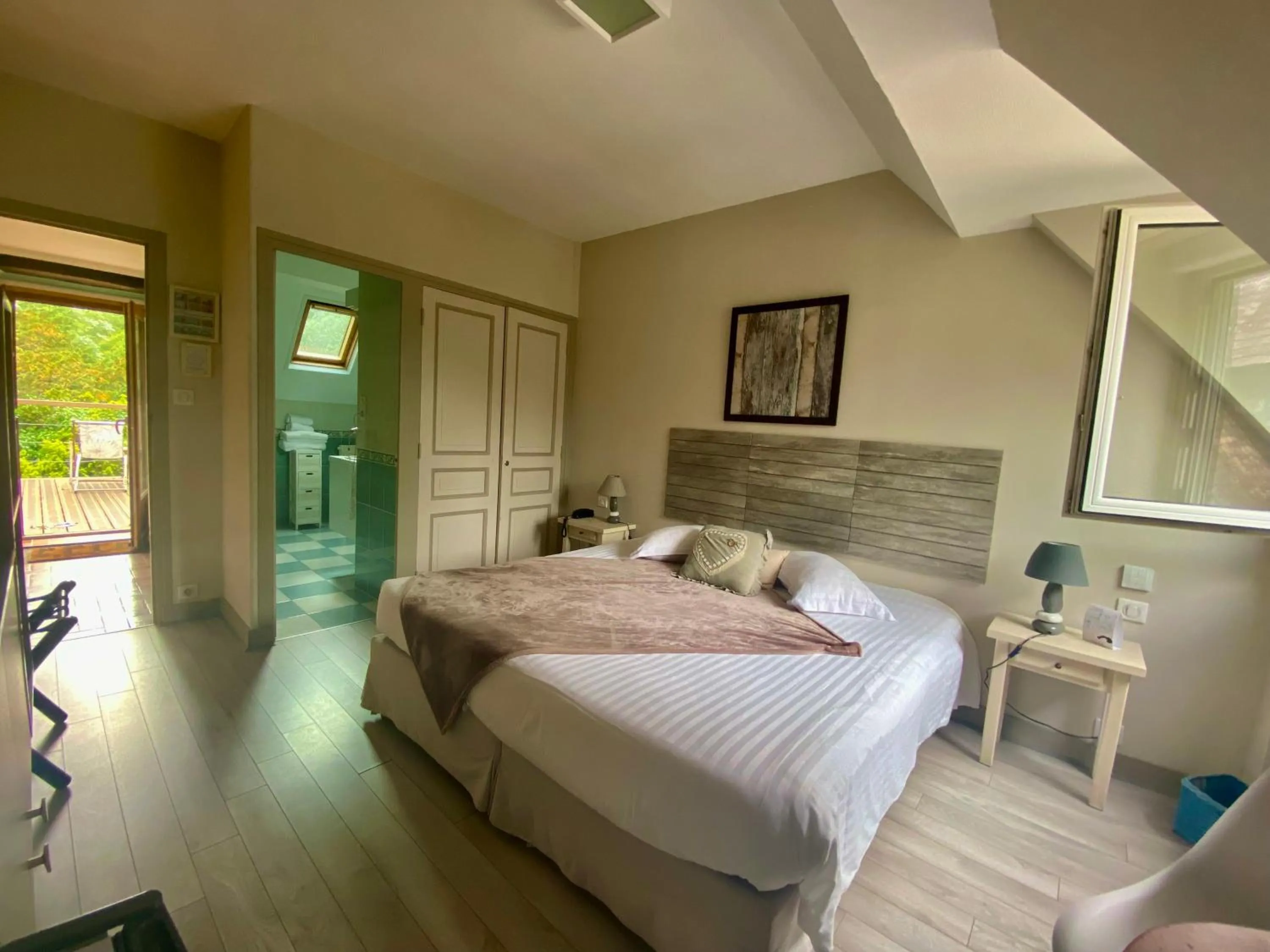 Photo of the whole room in Les Moulins Du Duc ÉCOLODGE