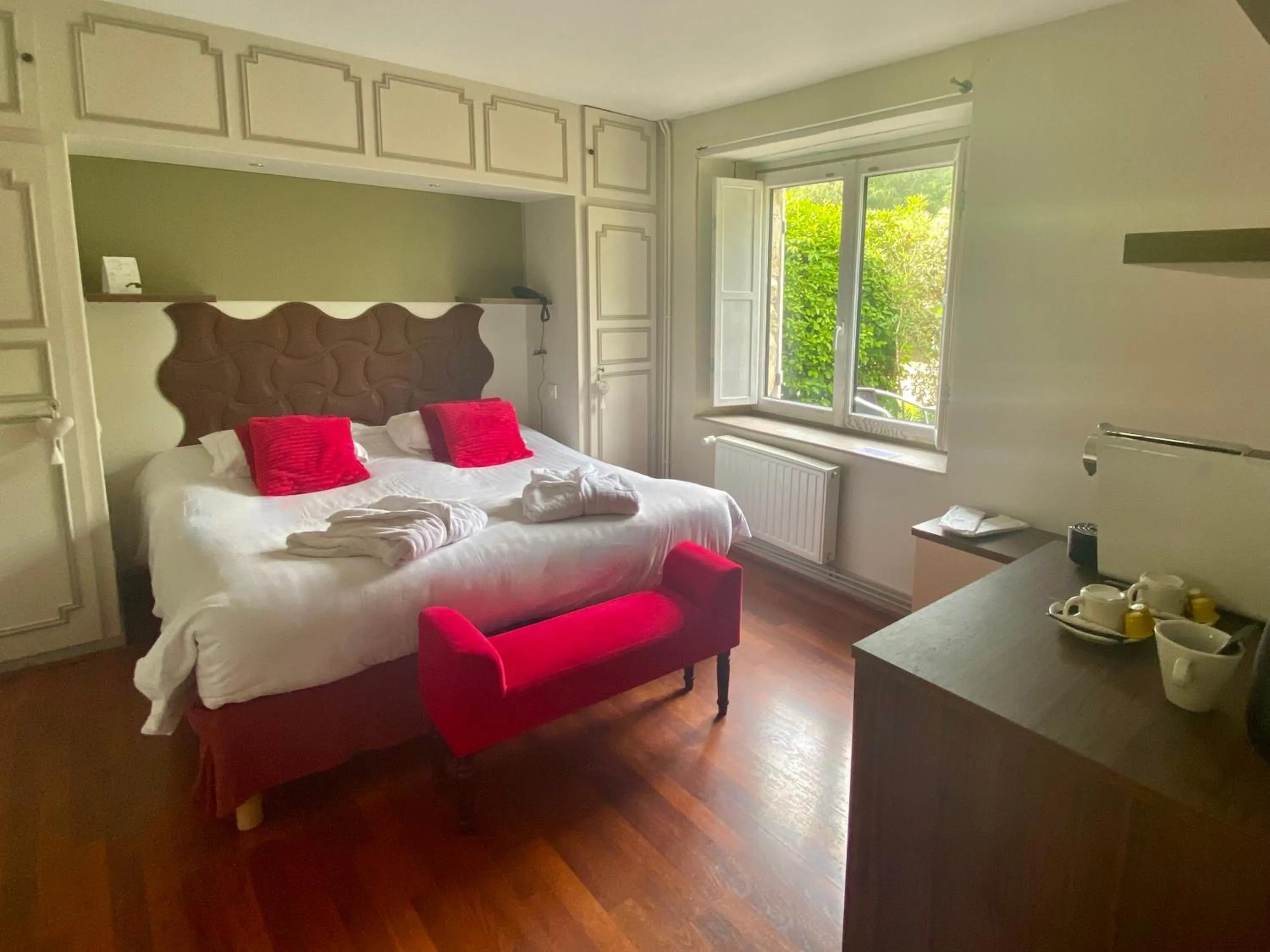 Photo of the whole room in Les Moulins Du Duc ÉCOLODGE