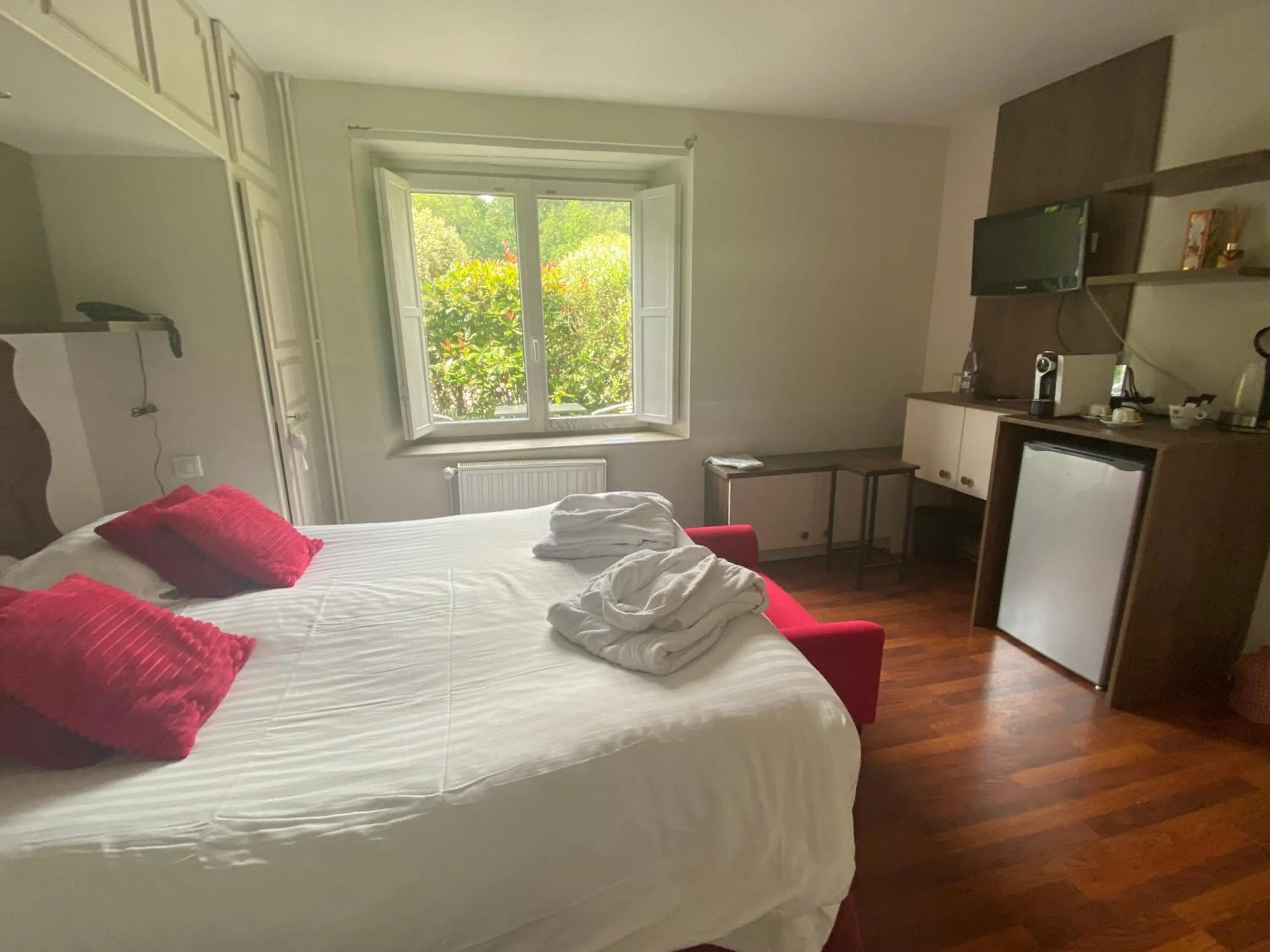 Photo of the whole room in Les Moulins Du Duc ÉCOLODGE