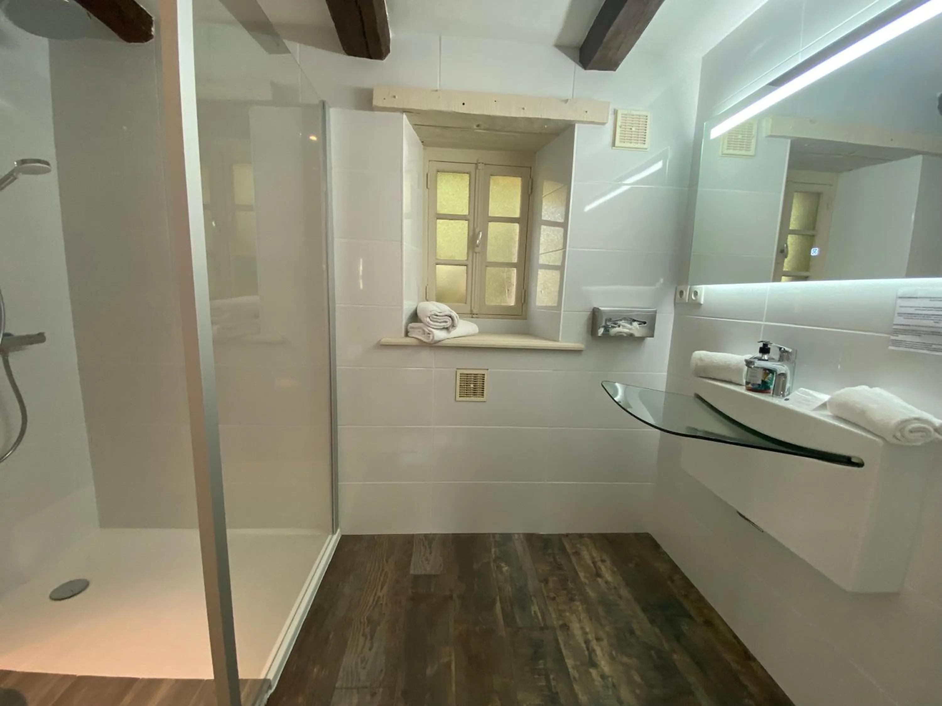 Shower in Les Moulins Du Duc ÉCOLODGE