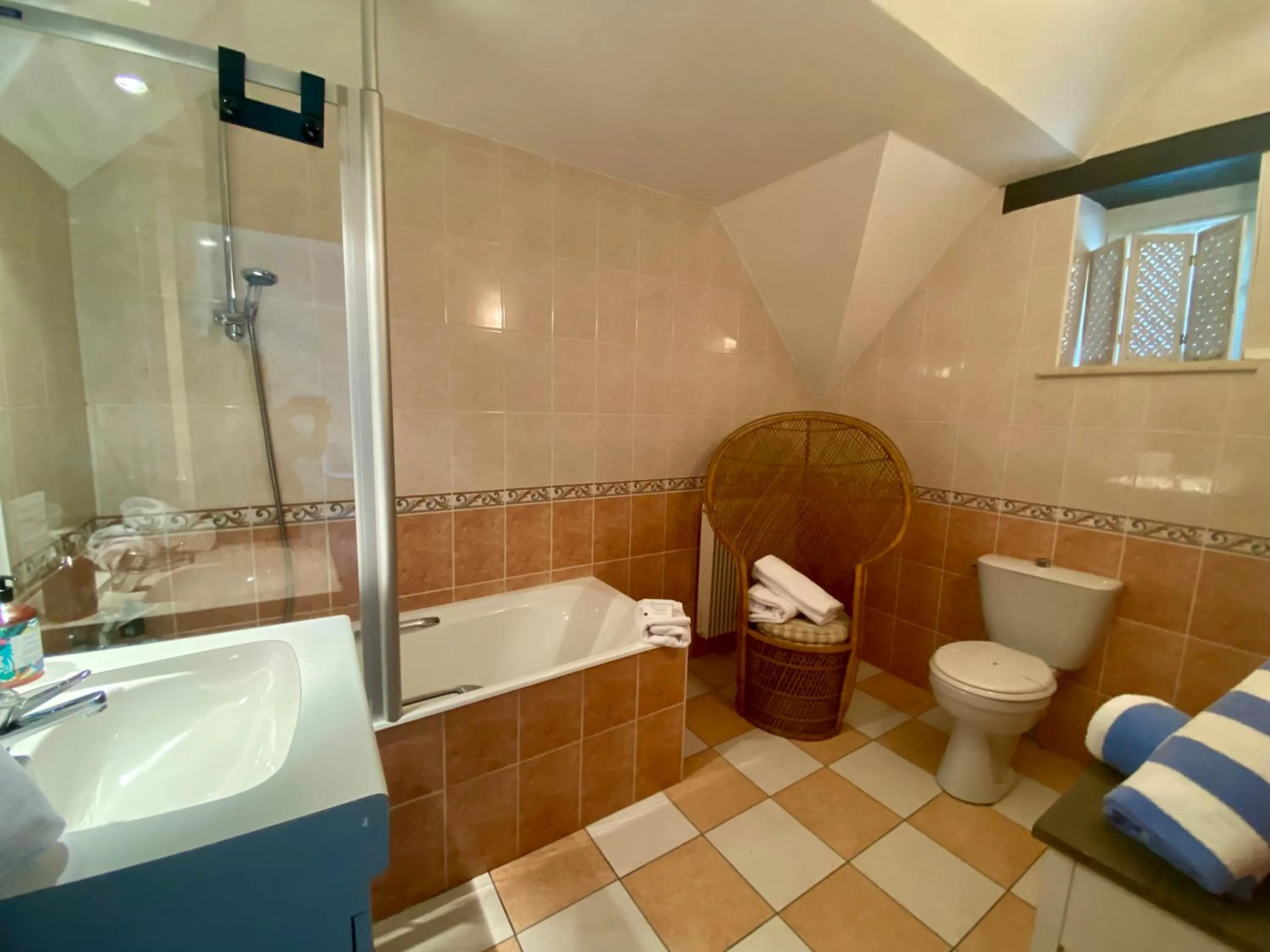 Bathroom in Les Moulins Du Duc ÉCOLODGE